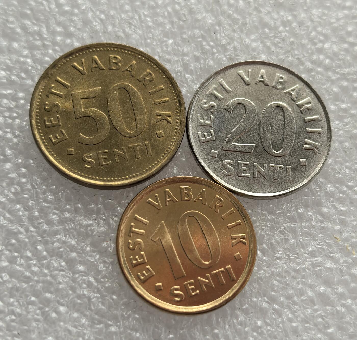 外国优质老铜币高银银币，周六九点倒数截拍，满百包邮，持续收拍，年后发货 爱沙尼亚共和国10、20、50 分流通硬币，发行于 1992 至 2006 年间，正值爱沙尼亚 1991 年独立后至 2011 年加入欧元区前的阶段。币面三头狮子为爱沙尼亚国徽图案，象征国家独立与主权。