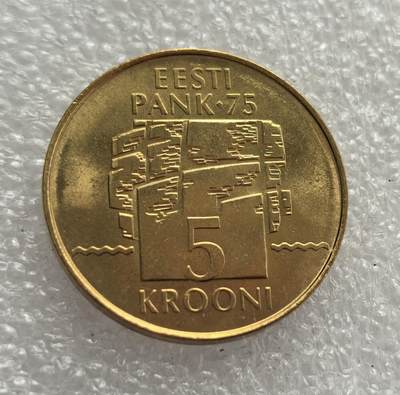 外国优质老铜币高银银币，周六九点倒数截拍，满百包邮，持续收拍，年后发货 - 爱沙尼亚1994年5克朗纪念币，纪念爱沙尼亚银行成立 75 周年，正值 1991 年独立后的经济重建阶段。币面国徽三头狮子象征主权，抽象建筑图案呼应金融主题，见证了该国独立后的货币与金融发展。