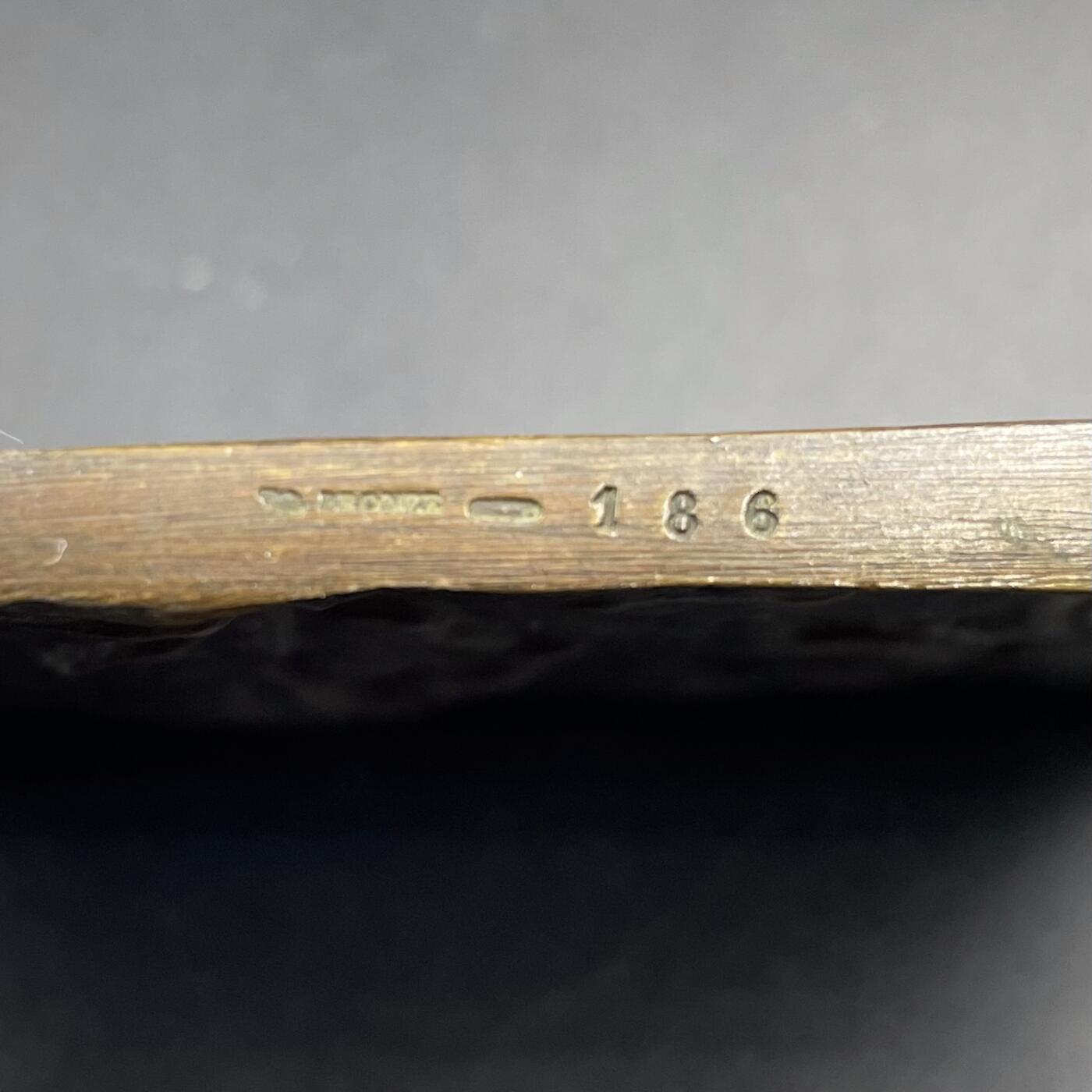 「木头集藏」“ 新岁撷珍”——章牌精品专场！ Michel Cazin～1904年SAMF作品21号作品“风平浪静”铜章。尺寸：66 × 81 mm，182 g,边铭：丰饶角 BRONZE 火蝾螈 限量编号186，铜章铸量132枚，大尺寸很有手感，品相不错，SAMF协会章是法国新艺术章牌最杰出的代表，历来受到章牌收藏者的追捧。