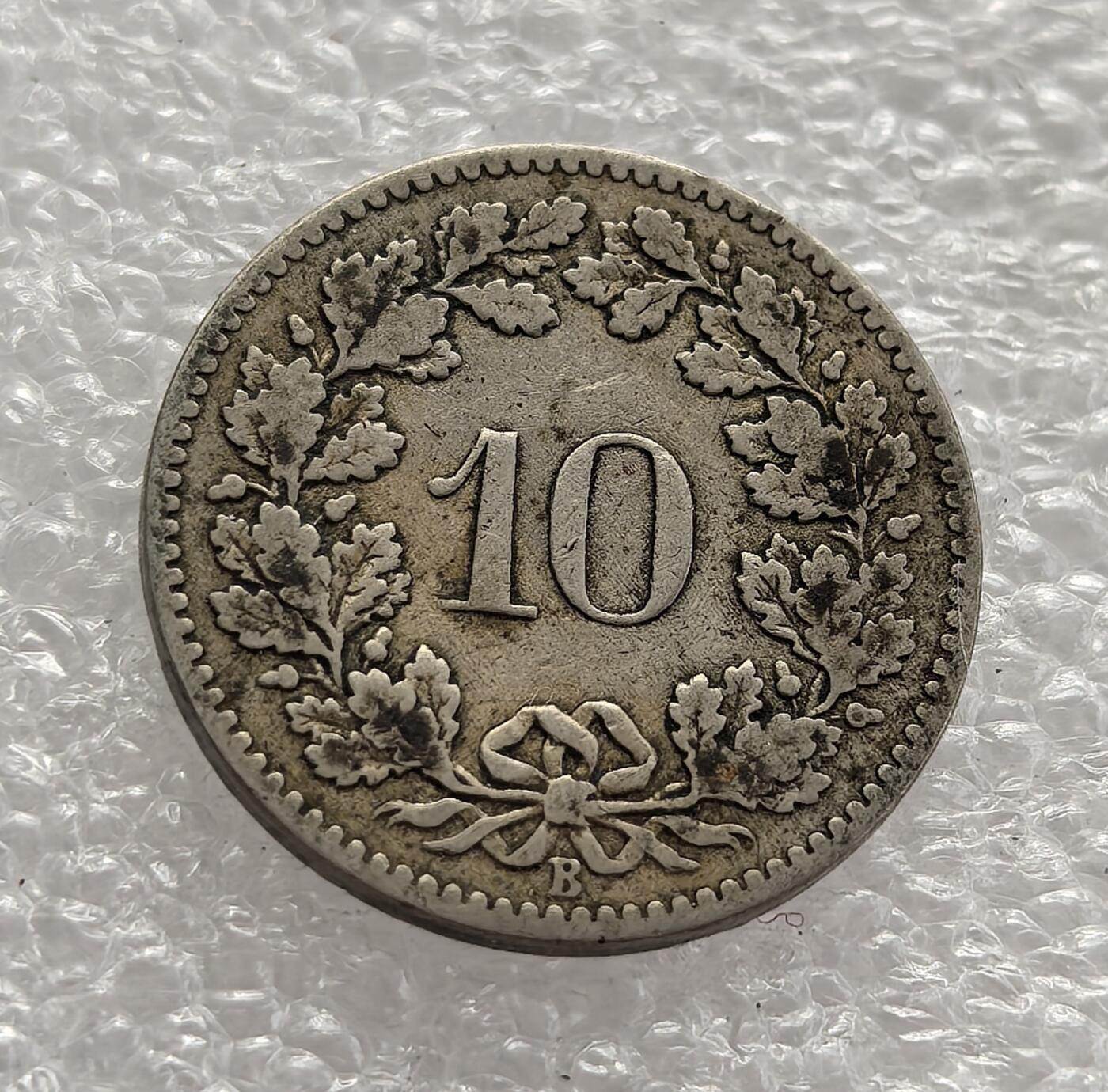 外国优质老铜币高银银币，周六九点倒数截拍，满百包邮，持续收拍，年后发货 瑞士联邦 1881 年10 分，属于瑞士法郎体系的早期流通货币。当时瑞士正处于工业化快速发展阶段，币面的海尔维蒂亚女神头像象征瑞士民族身份，花环设计延续传统风格，见证了瑞士中立国的经济稳定与货币体系的成熟。