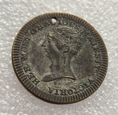 外国优质老铜币高银银币，周六九点倒数截拍，满百包邮，持续收拍，年后发货 - 英国 1838 年  维多利亚女王加冕纪念章，纪念她 1819 年出生与 1838 年登基，见证了维多利亚时代的开启与大英帝国崛起的开端，币面打孔表明其曾被作为佩戴饰品使用。