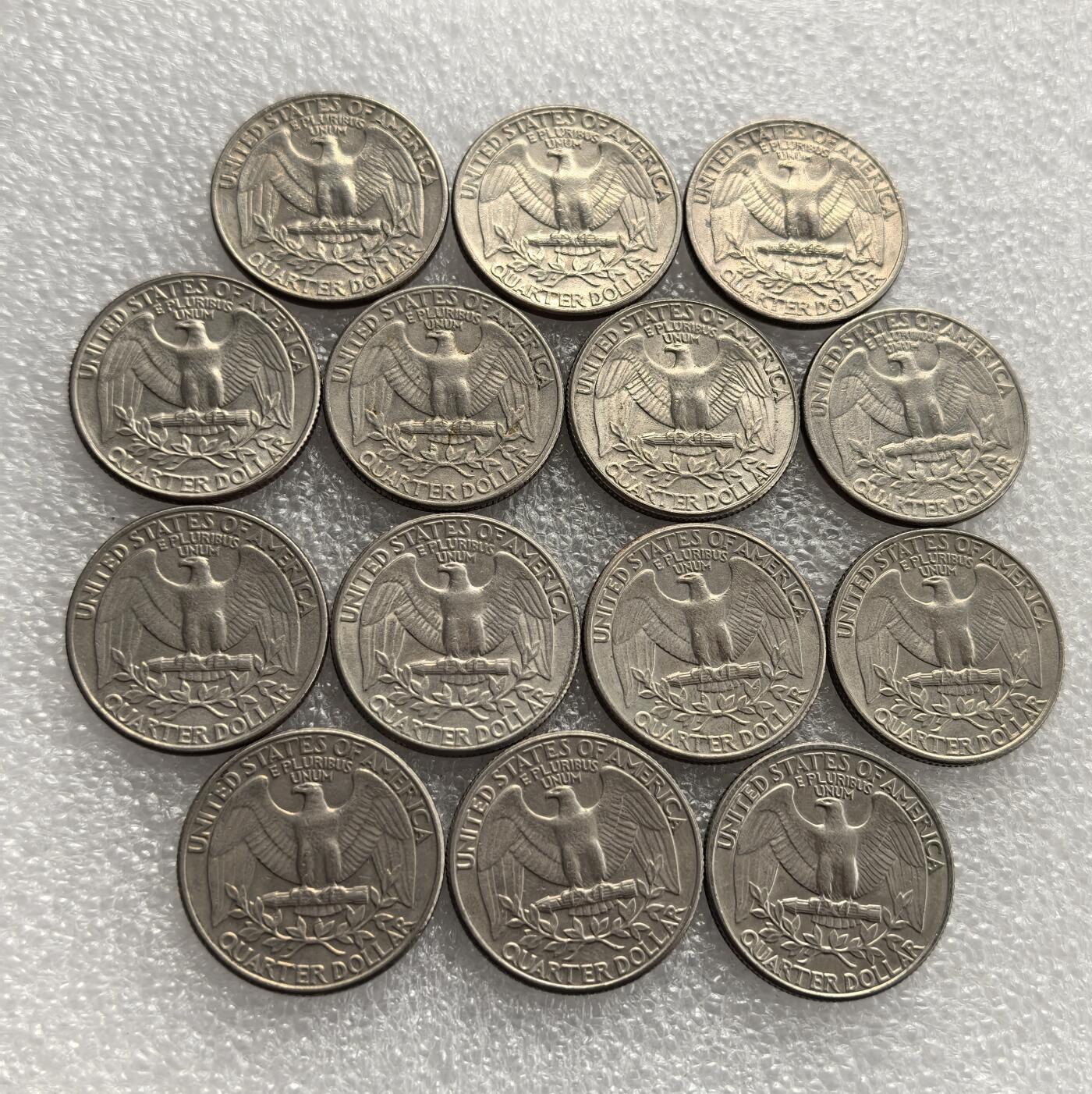 外国优质老铜币高银银币，周六九点倒数截拍，满百包邮，持续收拍，年后发货 美国1981 年25 美分华盛顿币14枚，正面铸开国总统乔治・华盛顿头像，配 “LIBERTY” 等铭文；背面为美国国鸟白头鹰，标注国名与面额，属美国经典流通辅币，见证战后美国货币体系的稳定与设计传承。