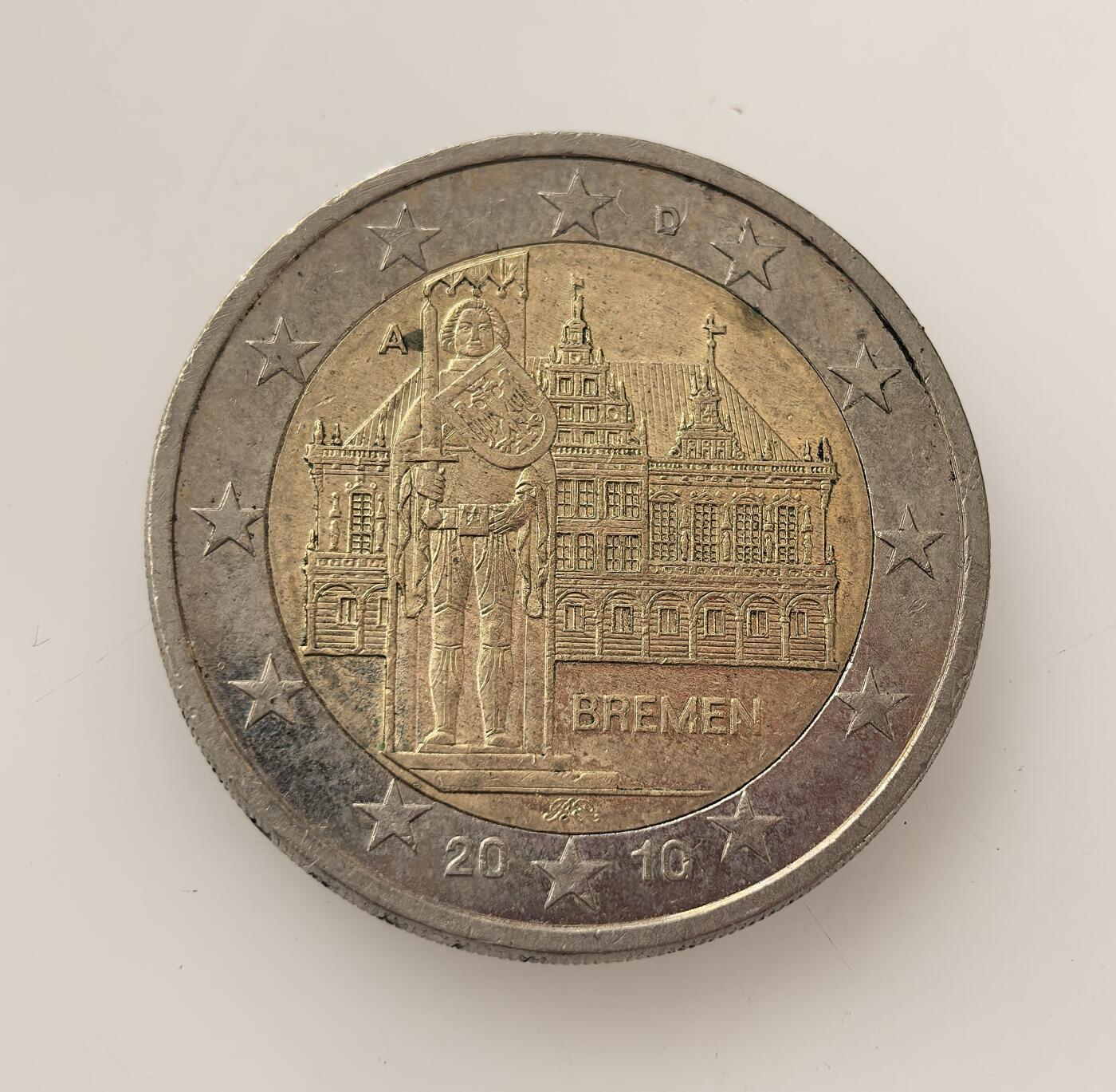 外国优质老铜币高银银币，周六九点倒数截拍，满百包邮，持续收拍，年后发货 德国2 欧元不莱梅州纪念币G版，属德国联邦州系列，正面铸不莱梅市政厅与象征城市自治的罗兰雕像，背面为欧元统一面额图案，见证德国州域历史文化与欧元货币体系的融合。