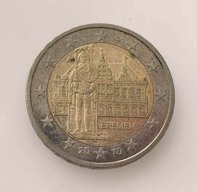 外国优质老铜币高银银币，周六九点倒数截拍，满百包邮，持续收拍，年后发货 - 德国2 欧元不莱梅州纪念币G版，属德国联邦州系列，正面铸不莱梅市政厅与象征城市自治的罗兰雕像，背面为欧元统一面额图案，见证德国州域历史文化与欧元货币体系的融合。