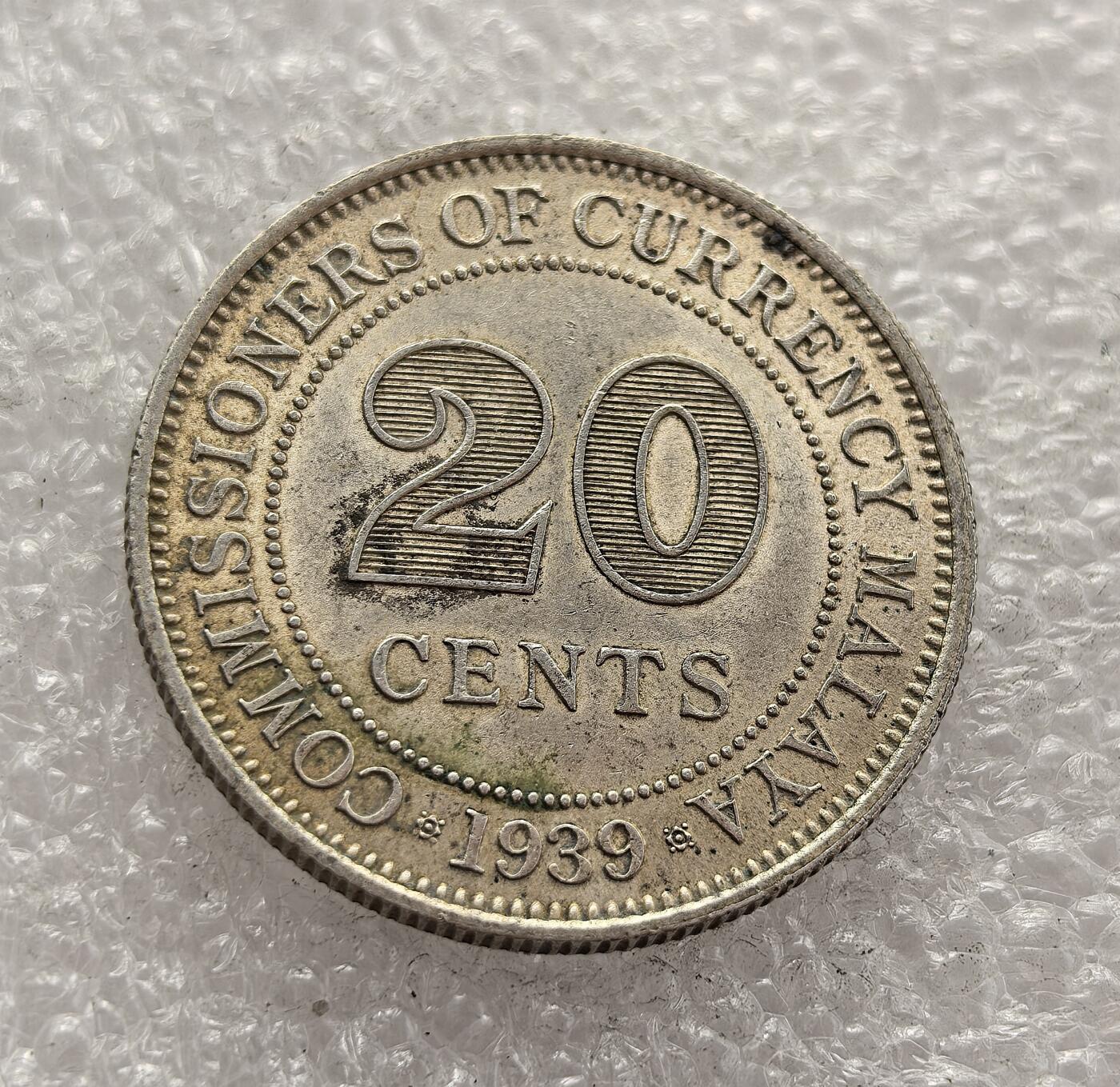 外国优质老铜币高银银币，周六九点倒数截拍，满百包邮，持续收拍，年后发货 马来亚 1939 年   20 分银币，属于乔治六世时期的流通货币。当时马来亚处于英国殖民统治下，该币由货币专员署发行，见证了殖民时期马来亚的货币体系建设，也是二战前夕东南亚殖民经济与政治格局的重要遗存。