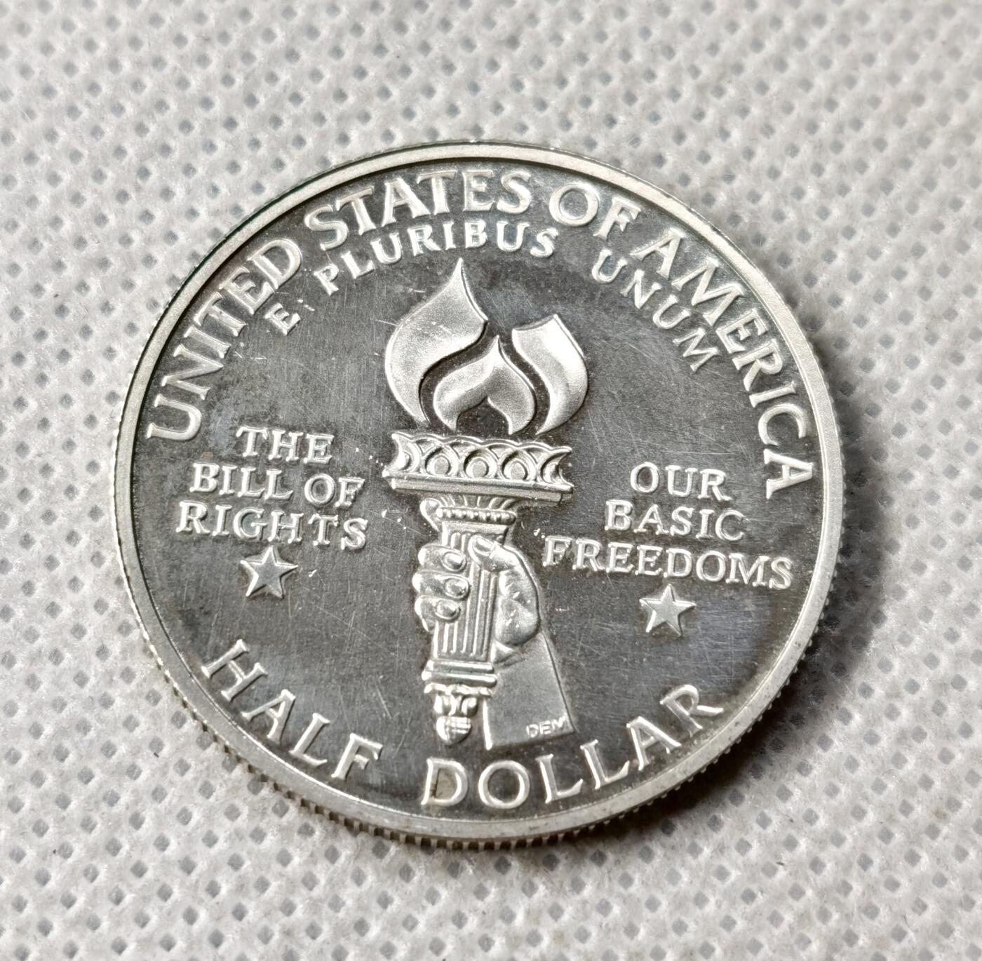 甄臻铺-世界币章拍卖（第49期）精品场拍品征集中，送拍享返佣金等优惠多多 美国 1993年 1/2圆 权利法案纪念 银币 镜面精制，略有擦丝