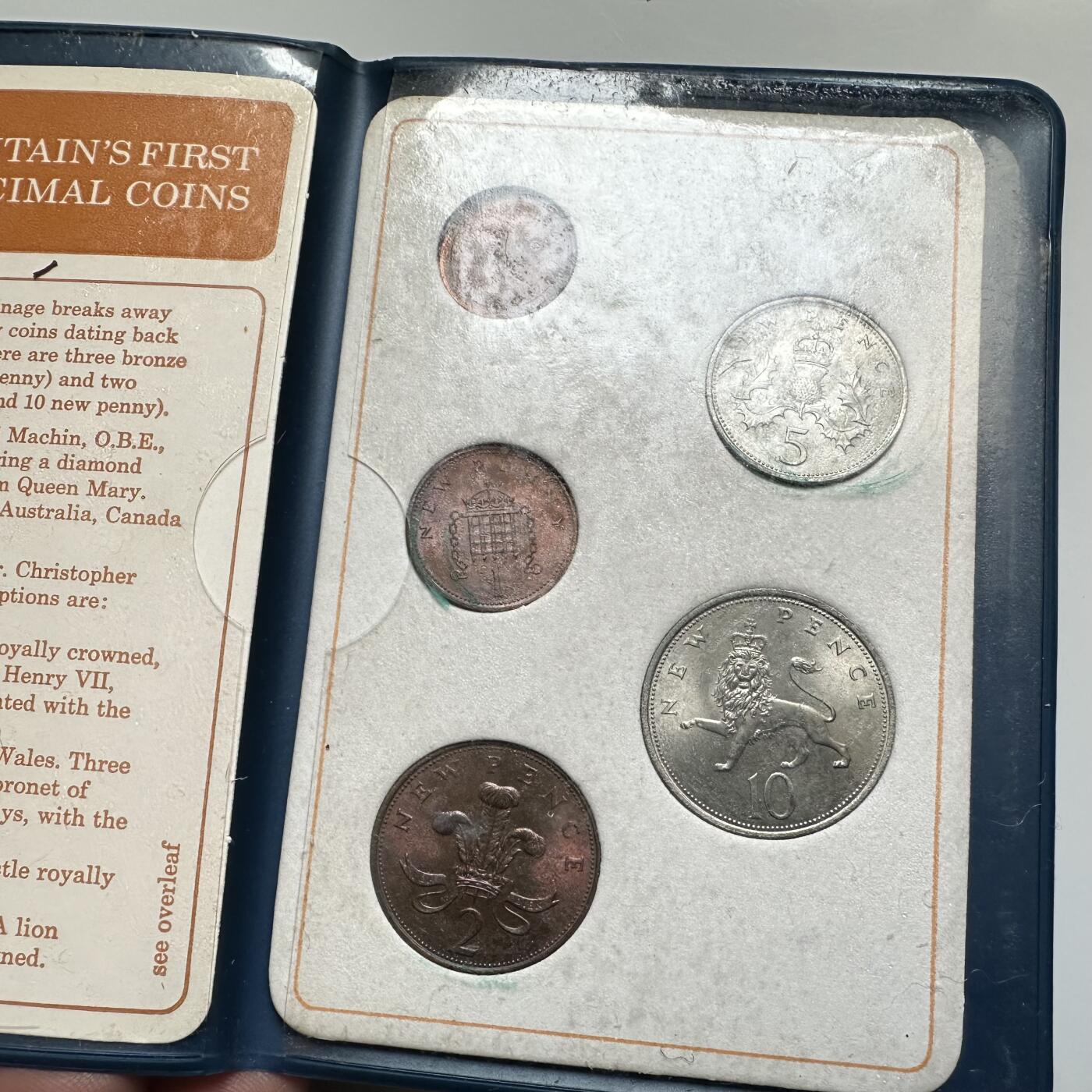 🌹外币初藏🌹🐯2026年第17场 快递将在12号停运 年前需发货的抓紧 ，年后正月十五恢复发货 英国十进制新便士5枚套 原装册 a