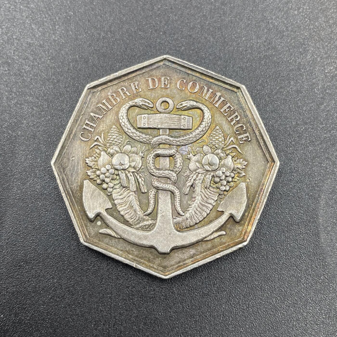 「木头集藏」“ 新岁撷珍”——章牌精品专场！ Barre～法国勒阿弗尔商会八角银章，直径：32 mm，16.1 g， 边铭：手指 ARGENT （1845-1860年），彩色氧化很美！