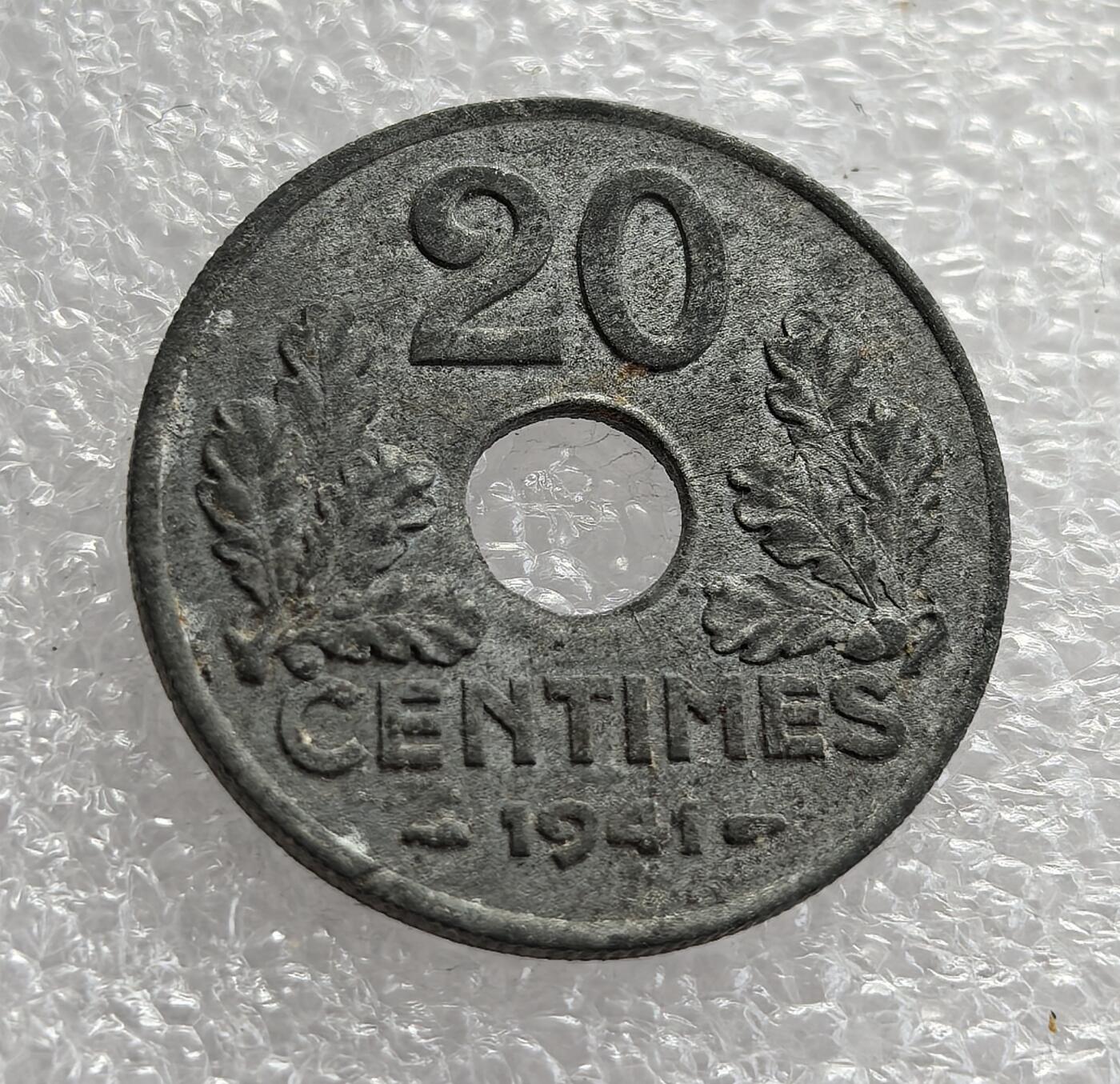 外国优质老铜币高银银币，周六九点倒数截拍，满百包邮，持续收拍，年后发货 法国维希政权 1941 年   20 生丁锌币，正值二战法国被占领时期。币面 “ETAT FRANCAIS” 标识维希政权，麦穗象征农业，中间圆孔是战时小额硬币的典型设计，见证了法国沦陷后的经济困境与特殊政治格局。