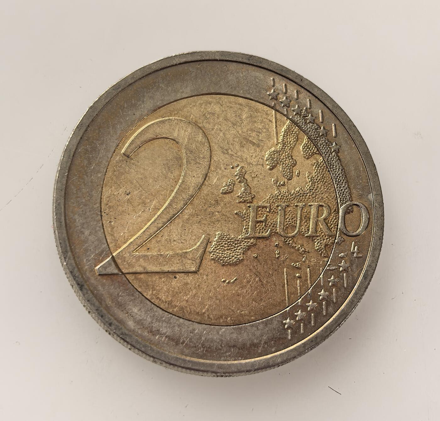 外国优质老铜币高银银币，周六九点倒数截拍，满百包邮，持续收拍，年后发货 德国2 欧元赫尔穆特・施密特纪念币，双金属材质，正面铸前西德总理施密特头像及生卒年，纪念其诞辰百年；背面为欧元统一面额图案，见证施密特对德国与欧洲一体化的重要贡献。