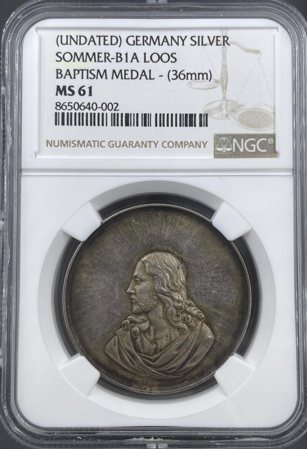 「木头集藏」“ 新岁撷珍”——章牌精品专场！ 德国宗教洗礼银章，MS61，直径：36 mm，比较少见。正面刻画耶稣基督圣像，背面耶稣受洗的场景：施洗约翰为耶稣施洗，上方有两只象征圣灵的白鸽。 边缘铭文为ER WIRD MIT DEM GEISTE TAUFEN，意为“他将以圣灵施洗”，底部铭文为DIE TÄUFE DER REINIGUNG，意为“净化的洗礼”，明确了洗礼的宗教主题。