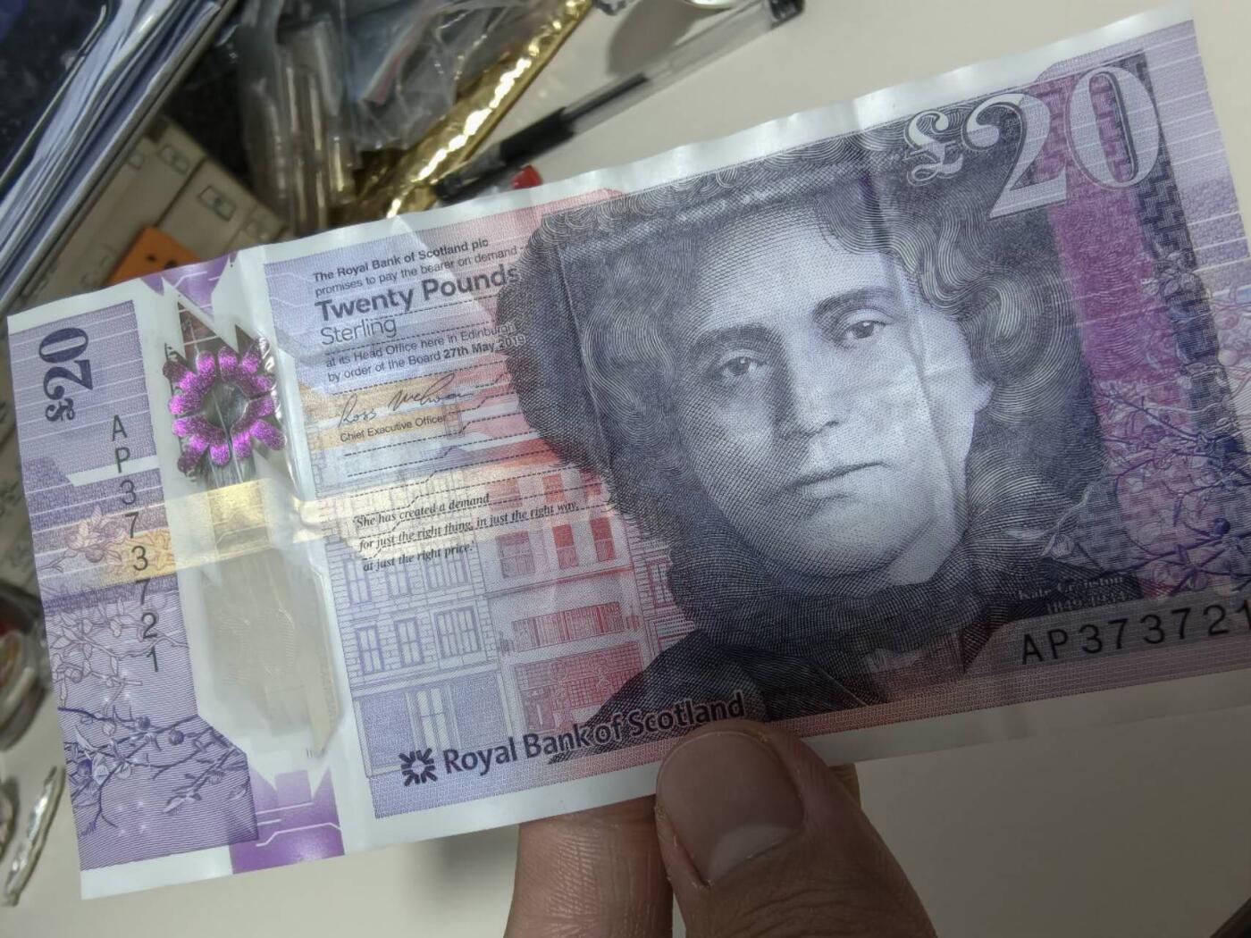 春节钱币瓷器清货捡漏拍场 2019年苏格兰皇家银行20镑塑料钞，品相如图有折痕，高贵紫，诗人，塑料钞大幅人像雕刻天花板，背面可爱双松鼠，艺术性很强的一张