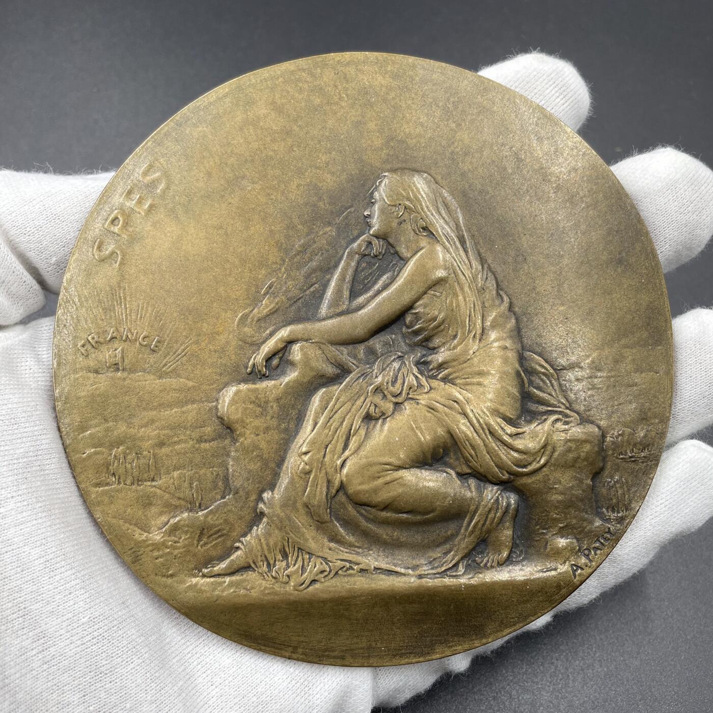 「木头集藏」“ 新岁撷珍”——章牌精品专场！  A.Patey～1889年尚蒂伊市感恩奥马勒公爵大铜章，直径：102 mm，正面身披薄纱的女性，侧身坐在岩石上，手托脸颊望向远方，日出之上刻有FRANCE，象征法国的复兴与希望；背面尚蒂伊市的居民向公爵表达敬意。法语：尚蒂伊市感恩的居民，1889年3月11日，赠予奥马勒公爵殿下，背景是尚蒂伊城堡，这是奥马勒公爵的主要居所，也是法国重要的文化遗产，少见大版，品相不错。