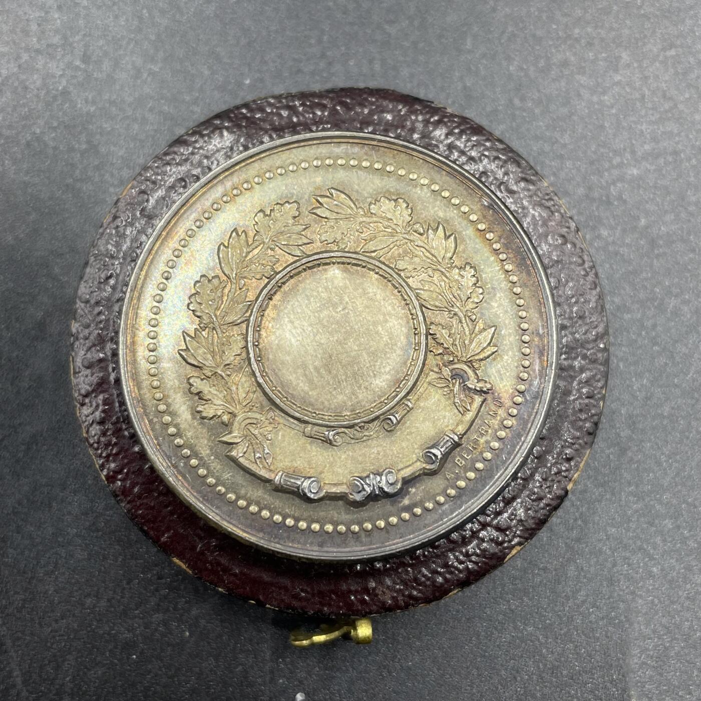 「木头集藏」“ 新岁撷珍”——章牌精品专场！ A. BERTRAND～法国农业功绩原盒银奖章，直径：33.5 mm，14.5 g，边铭：丰饶角 ARGENT，较少见农业银章，品相不错，原盒正常使用。