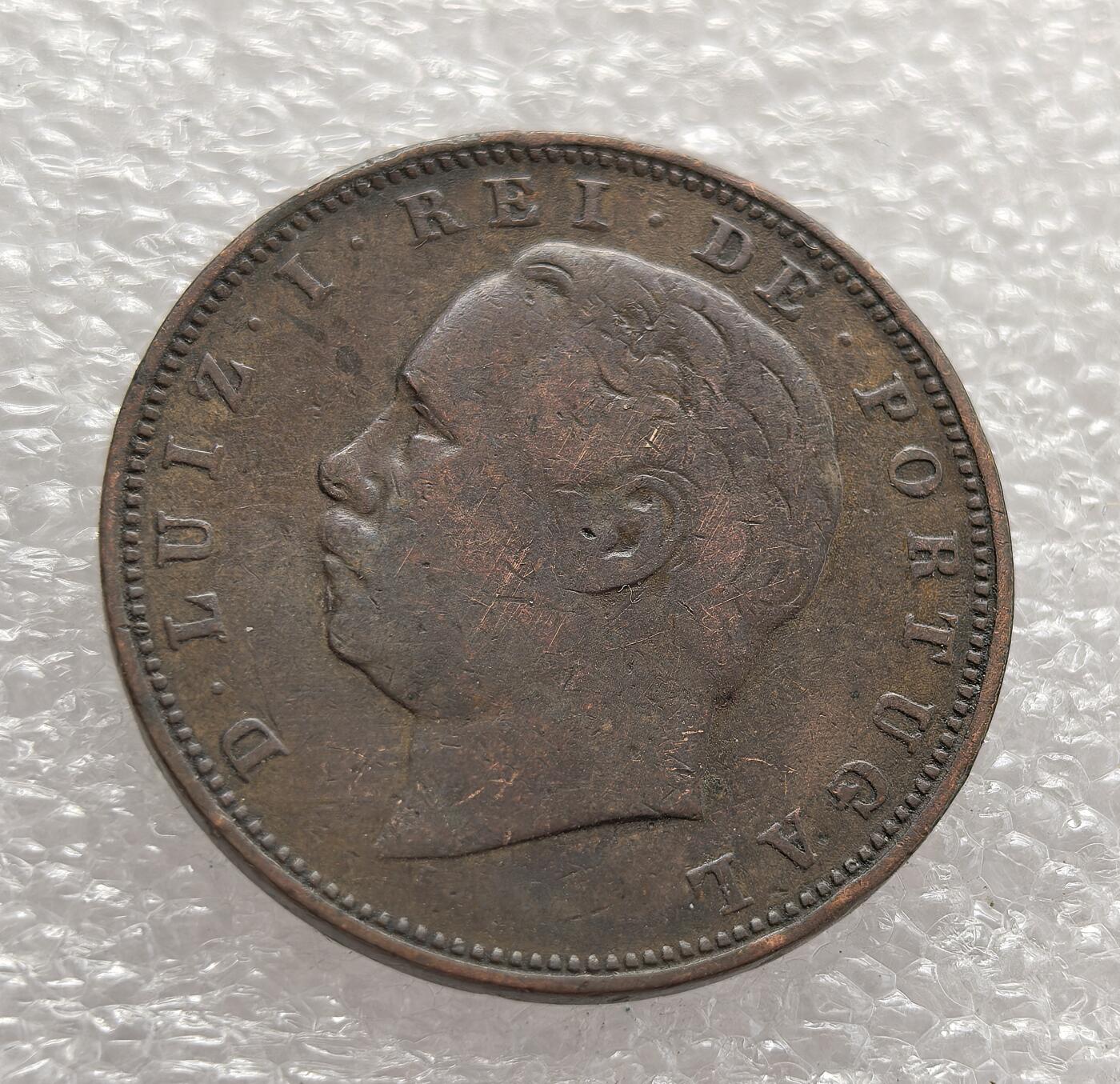 外国优质老铜币高银银币，周六九点倒数截拍，满百包邮，持续收拍，年后发货 葡萄牙王国 1884 年 10 瑞斯铜币，属于路易斯一世统治时期。路易斯一世执政正值葡萄牙殖民扩张鼎盛阶段，非洲殖民活动推动了国内经济与贸易需求，这类小额铜币的发行满足了日常交易需要，也见证了葡萄牙作为殖民帝国的货币体系与经济特征。