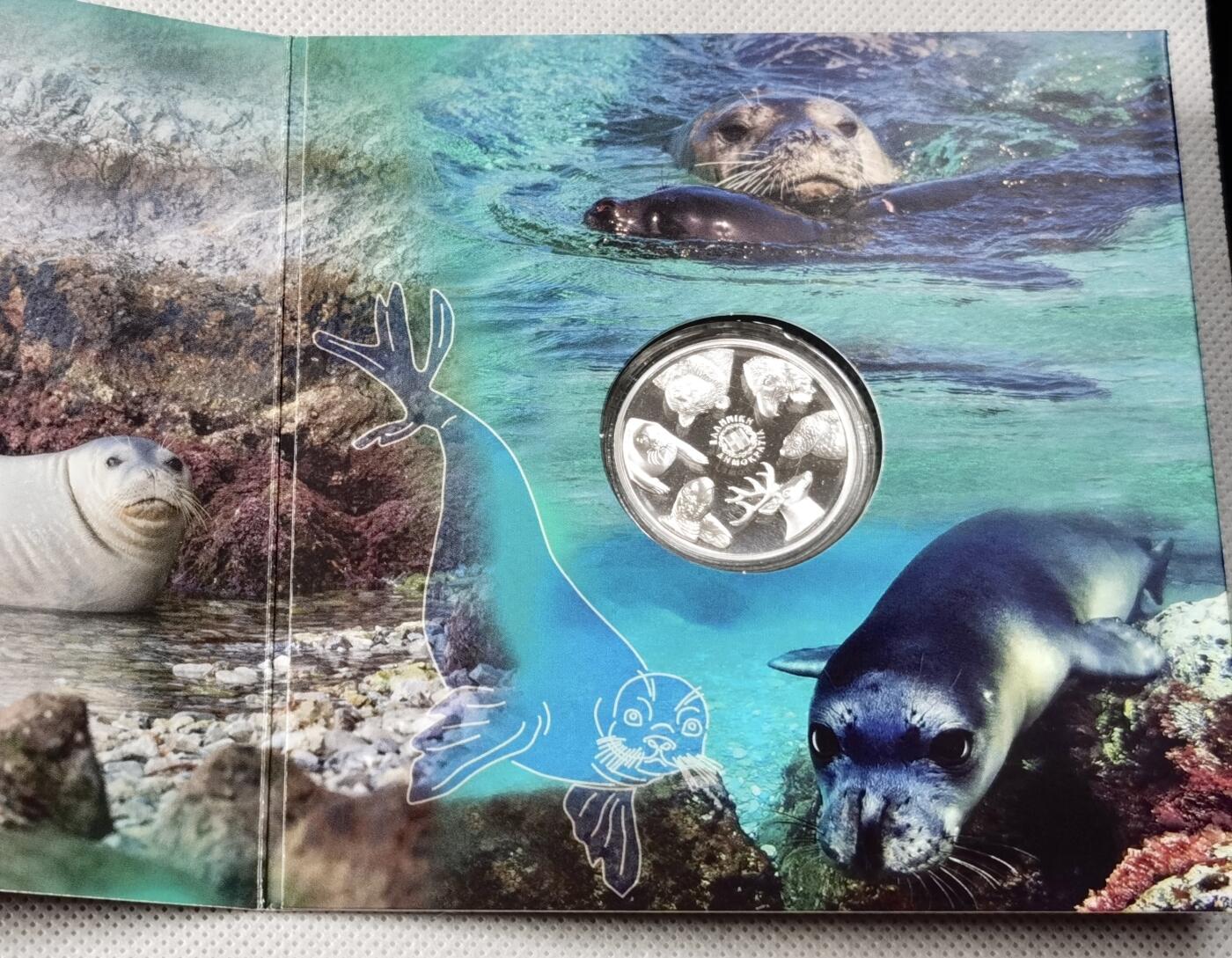 甄臻铺-世界币章拍卖（第49期）精品场拍品征集中，送拍享返佣金等优惠多多 希腊2024年地中海僧海豹5欧元精制纪念银币，属于“希腊濒危动物”系列。币身含银量33.3%，重17克，直径31毫米，仅限量发行3000枚。币面以灵动的僧海豹与海洋生物为核心图案，细腻展现地中海珍稀物种的生态之美。该币由希腊银行造币厂精制出品，原装卡册装帧，兼具生态保护纪念意义与稀缺收藏属性，是世界濒危动物主题币中的精品。