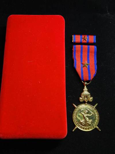 2026新年第一场  - 少见 柬埔寨金级国防奖章 带原盒 带战斗星勋饰