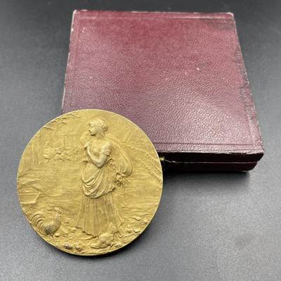 「木头集藏」“ 新岁撷珍”——章牌精品专场！ - O.Roty～法国瓦兹省颁发原盒镀金银章，直径：50 mm，60.5 g，边铭：丰饶角 ARGENT，章面环绕着五个盾形纹章，代表瓦兹省下辖的不同市镇或行政区，纹章之间以新艺术风格的卷草纹和花卉装饰相连。 整体设计华丽规整，体现了官方纪念章的庄重与权威，品相不错，原盒正常使用。