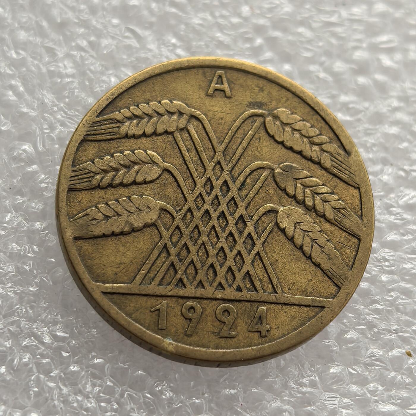 外国优质老铜币高银银币，周六九点倒数截拍，满百包邮，持续收拍，年后发货 魏玛德国 1924 年10 芬尼地租马克铜币，是一战后恶性通胀货币改革的产物。币面麦穗象征农业与经济复苏，“A” 为柏林造币厂标识，见证了德国战后重建货币体系、稳定经济的努力。