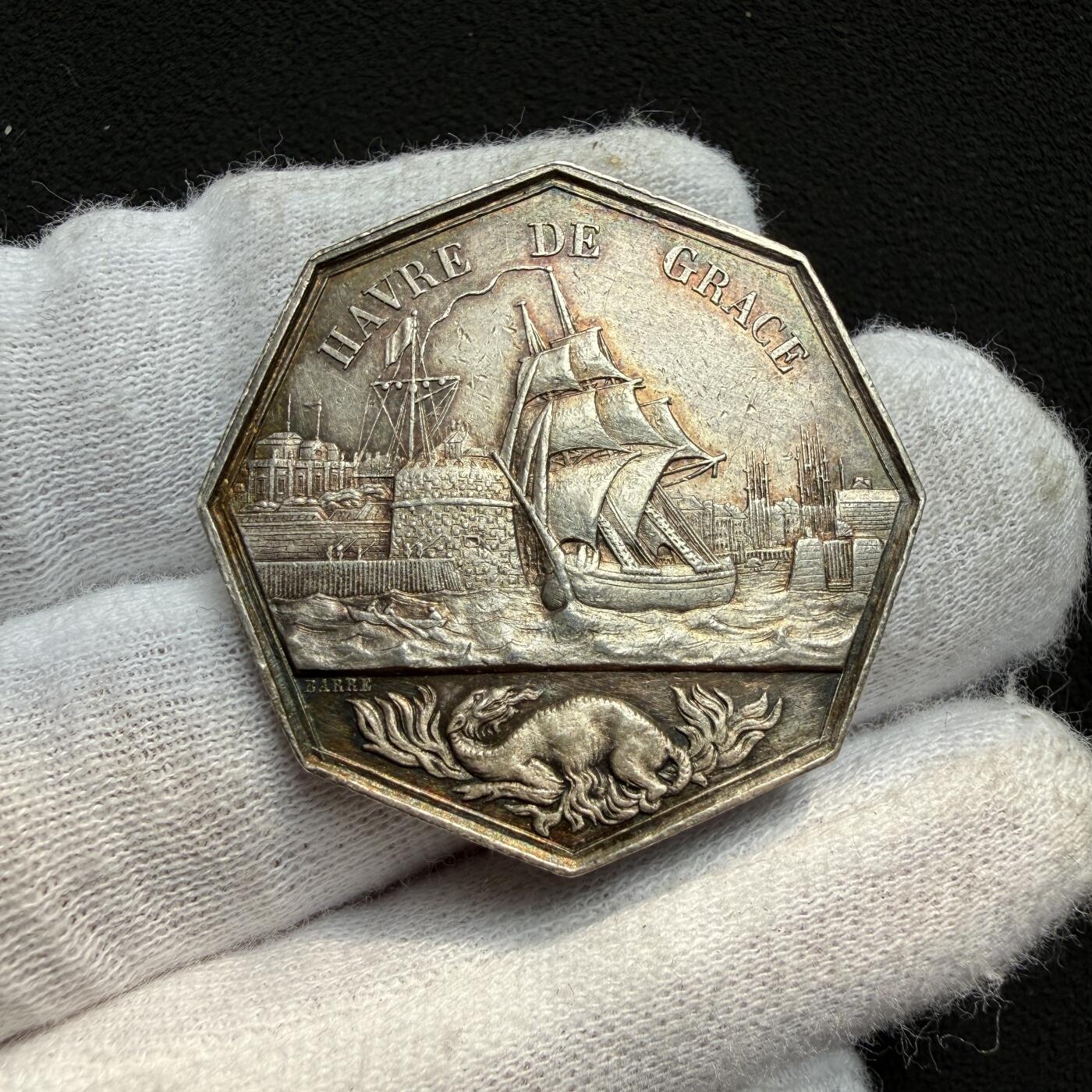 「木头集藏」“ 新岁撷珍”——章牌精品专场！ Barre～法国勒阿弗尔商会八角银章，直径：32 mm，16.1 g， 边铭：手指 ARGENT （1845-1860年），彩色氧化很美！
