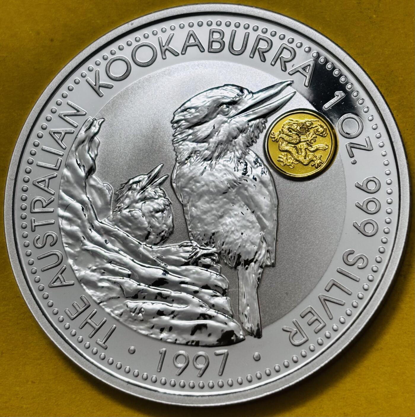 【金马踏春，泉马奔腾】2026 年新年贺岁场，（定于年初五接财神截拍）祝各位老板马到成功，马上有钱，愿岁岁平安喜乐顺遂 原盒带证书收藏 1997 年澳大利亚翠鸟系列 1 盎司大银币带 0.5 克纯银龙密印 31.635 克 999 纯银