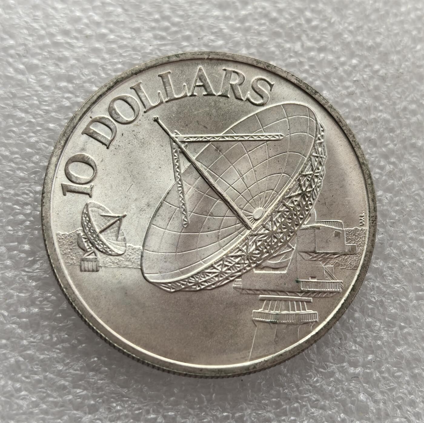 外国优质老铜币高银银币，周六九点倒数截拍，满百包邮，持续收拍，年后发货 新加坡 1979 年10 元银币，为纪念新加坡卫星通信站建成而铸造，以卫星天线图案展现新加坡推动科技与通信发展的努力，也反映了当时新加坡拥抱全球化与现代化的国家发展愿景。