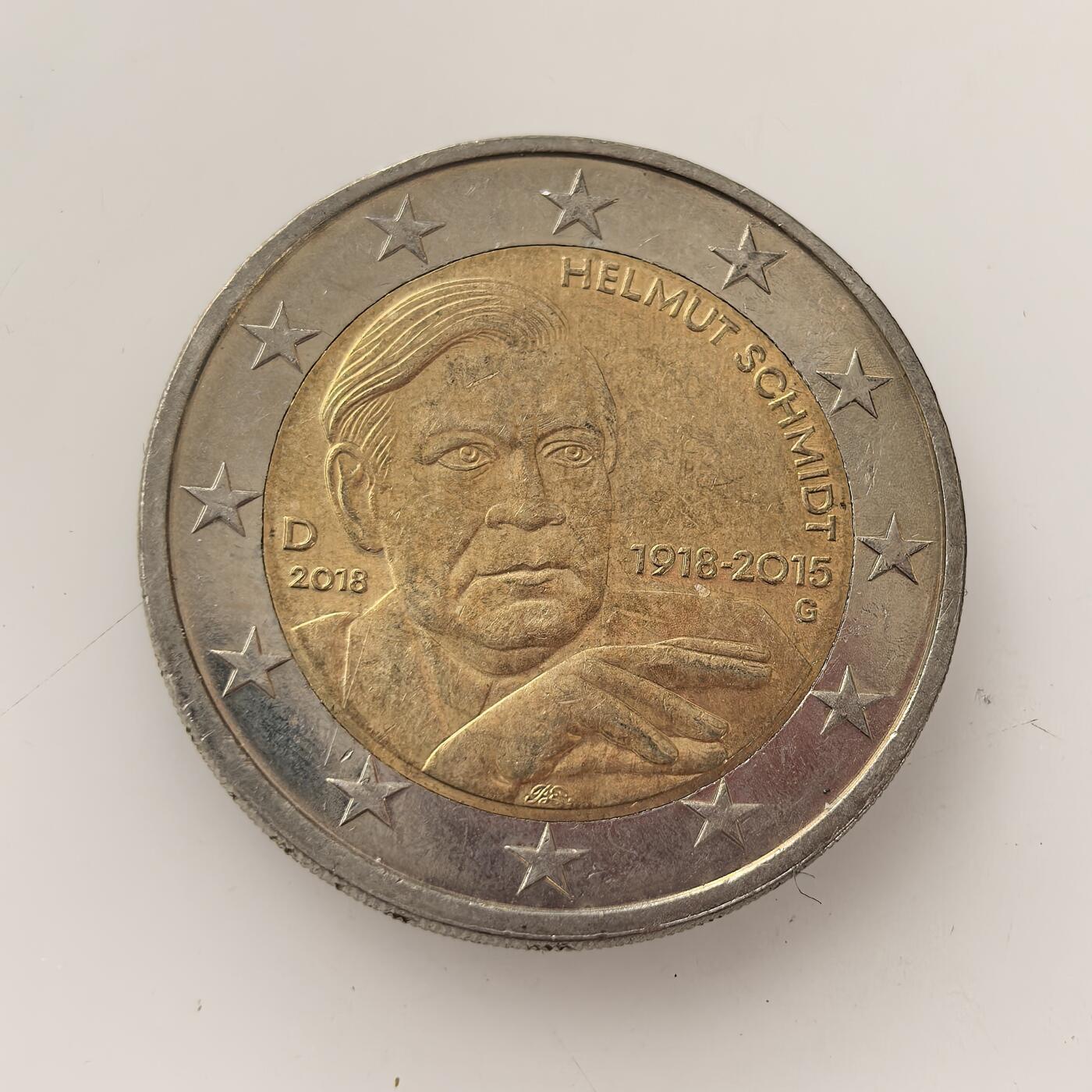 外国优质老铜币高银银币，周六九点倒数截拍，满百包邮，持续收拍，年后发货 德国2 欧元赫尔穆特・施密特纪念币，双金属材质，正面铸前西德总理施密特头像及生卒年，纪念其诞辰百年；背面为欧元统一面额图案，见证施密特对德国与欧洲一体化的重要贡献。
