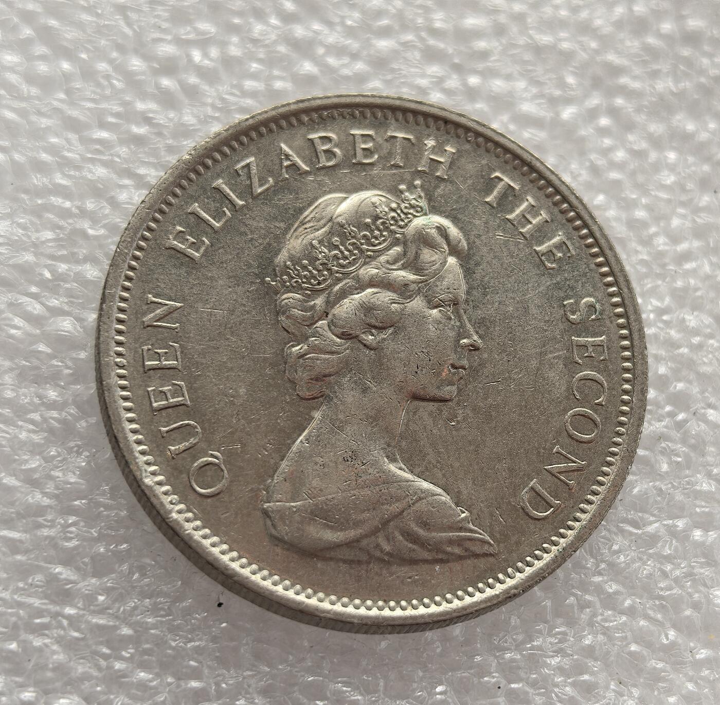 外国优质老铜币高银银币，周六九点倒数截拍，满百包邮，持续收拍，年后发货 英国皇家属地泽西岛 1980 年10 新便士流通币，属于伊丽莎白二世时期，是 1971 年英国货币十进制改革后的产物。币面三狮盾徽呼应泽西岛与诺曼底、英国的历史渊源，见证了属地在英联邦框架下的货币延续与文化身份。