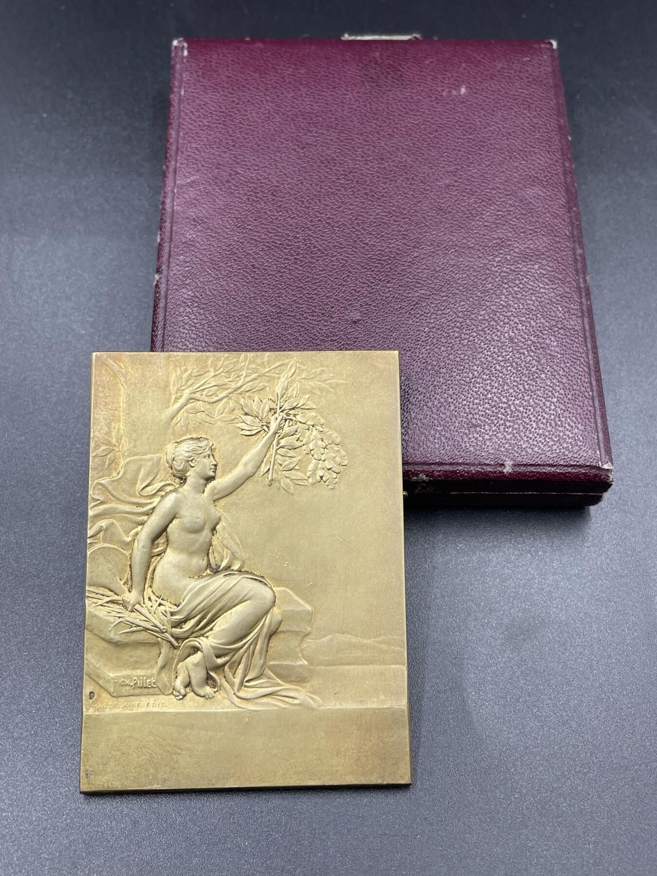 「木头集藏」“ 新岁撷珍”——章牌精品专场！ CH.Pillet～法国克拉马尔园艺协会原盒镀金银章，尺寸：68 × 50mm，90.2 g，边铭：菱形厂标 ARGENT，正面左下方野猪头银标。名家代表作品，品相很不错，皮原盒正常使用！