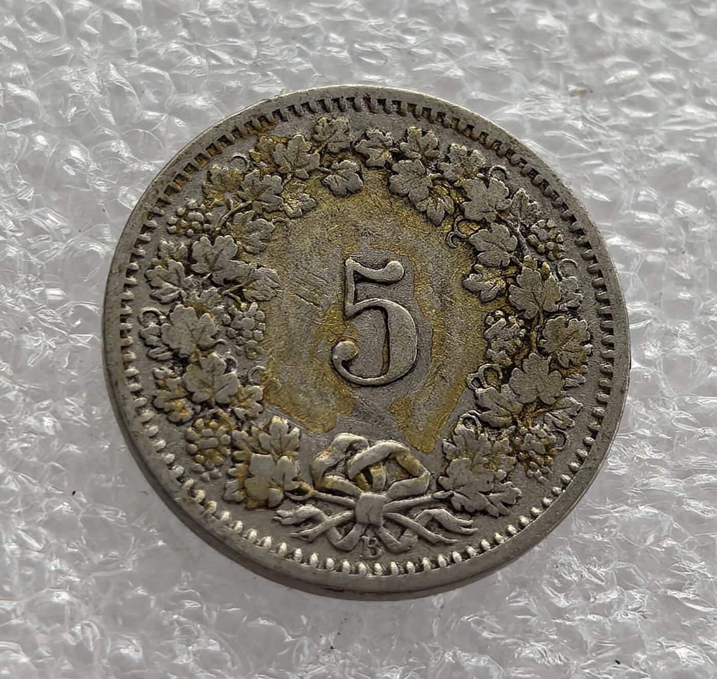 外国优质老铜币高银银币，周六九点倒数截拍，满百包邮，持续收拍，年后发货 瑞士联邦 1915 年   5 分，正值一战期间。当时瑞士保持中立，经济稳定，币面的海尔维蒂亚女神头像象征国家身份，三叶草花环延续传统设计，见证了中立国在动荡时局中的货币体系稳固
