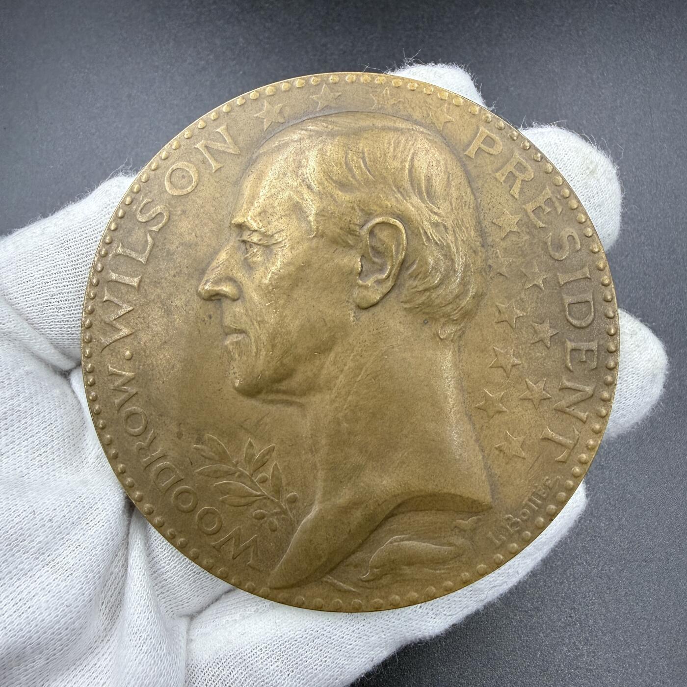 「木头集藏」“ 新岁撷珍”——章牌精品专场！ Louis Bottée～1919年美国总统伍德罗·威尔逊访问法国众议院纪念大铜章，直径：68 mm，正面主图是时任美国总统伍德罗·威尔逊头像，背面图案由象征法兰西的玛丽安娜引导象征美国的哥伦比亚参观法国议会，背景图案是法国众议院大楼和浮雕装饰，少见名家作品！