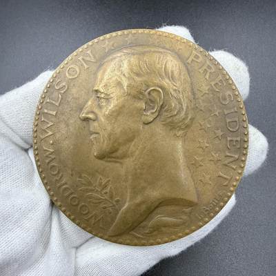「木头集藏」“ 新岁撷珍”——章牌精品专场！ - Louis Bottée～1919年美国总统伍德罗·威尔逊访问法国众议院纪念大铜章，直径：68 mm，正面主图是时任美国总统伍德罗·威尔逊头像，背面图案由象征法兰西的玛丽安娜引导象征美国的哥伦比亚参观法国议会，背景图案是法国众议院大楼和浮雕装饰，少见名家作品！