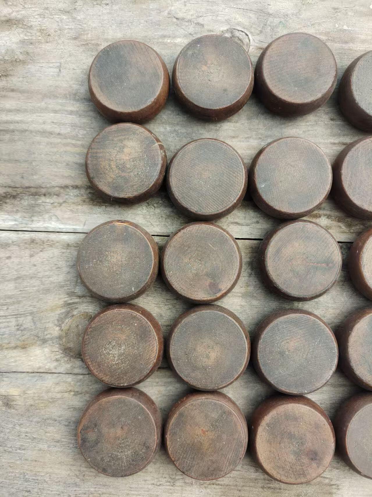 清代木制象棋一套，老物件，字迹清晰，棋子直径约4.5cm，具体数量见图。老木头材质，有岁月痕迹，整体成色还可以，有几个裂的，不缺肉，适合收藏或摆件