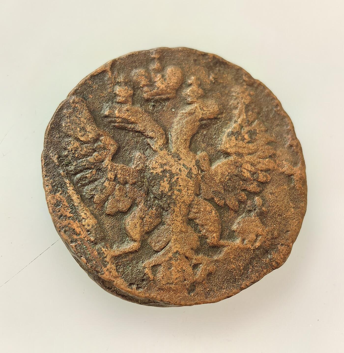 外国优质老铜币高银银币，周六九点倒数截拍，满百包邮，持续收拍，年后发货 沙俄伊丽莎白一世1748 年铜币，是农奴制经济背景下的小额流通货币。币面双头鹰国徽象征沙皇专制权威，磨损的币面反映了当时的流通痕迹，见证了 18 世纪中期俄国封建农奴制社会的经济体系。