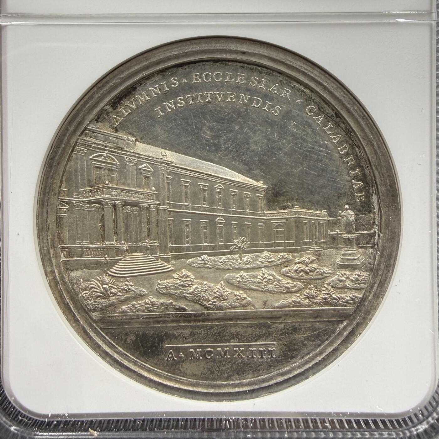 「木头集藏」“ 新岁撷珍”——章牌精品专场！ BIANCHI～1913年梵蒂冈教皇庇护十一世“卡拉布里亚神学院”纪念银章，MS 61 ，直径：44 mm，背面拉丁语“ALVMNOS ECCLESIAE CALABRIAE INSTITUENDIS”，译为“为培养卡拉布里亚教会的神职人员
