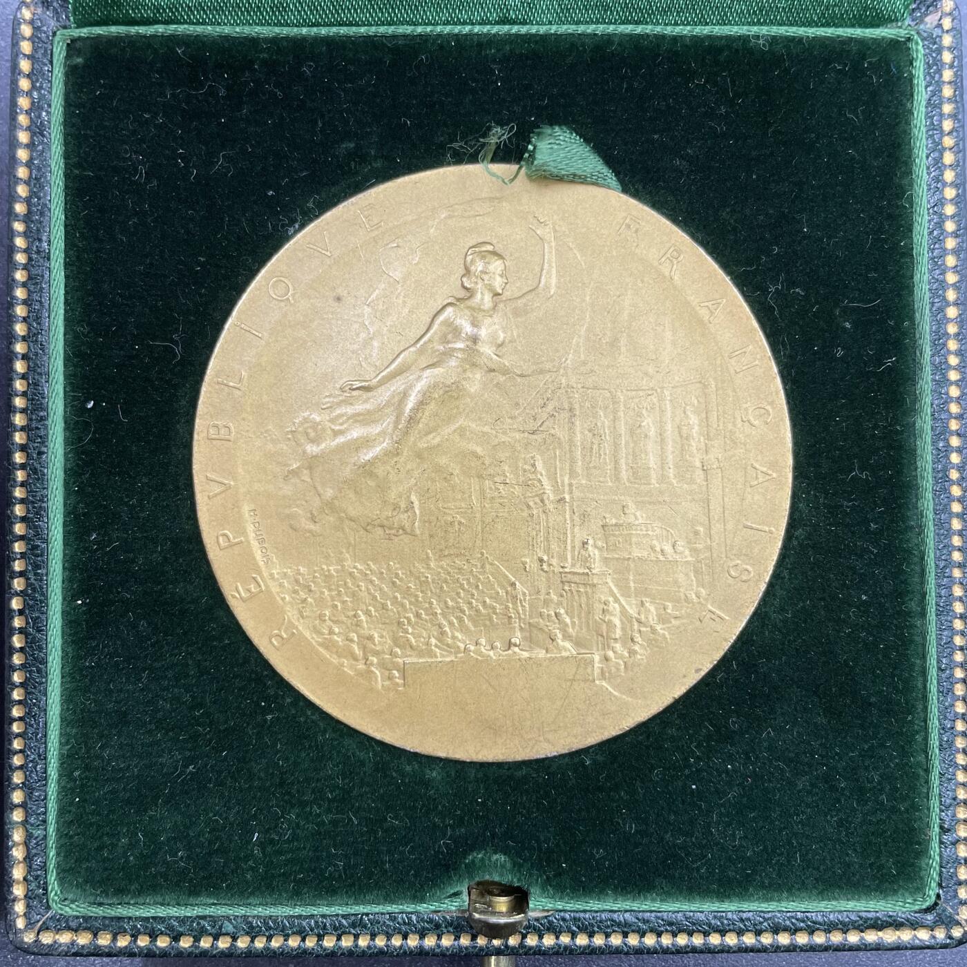 「木头集藏」“ 新岁撷珍”——章牌精品专场！ H. Dubois～1909年法国参议院议员镀金银章，直径：50mm，66 g，边铭：丰饶角 1ARGENT，品相不错，授予1909年担任法国参议院司库的保罗·雅隆（Paul Jallon）。正面刻画象征法兰西共和国的玛丽安娜凌空飞翔在法国参议院议事大厅之上，议员们坐在席位上，前方是演讲台，台下还有密集的旁听人群，还原了当时参议院的议事氛围。背面卢森堡宫 法国参议院所在地，烫金皮盒正常使用！