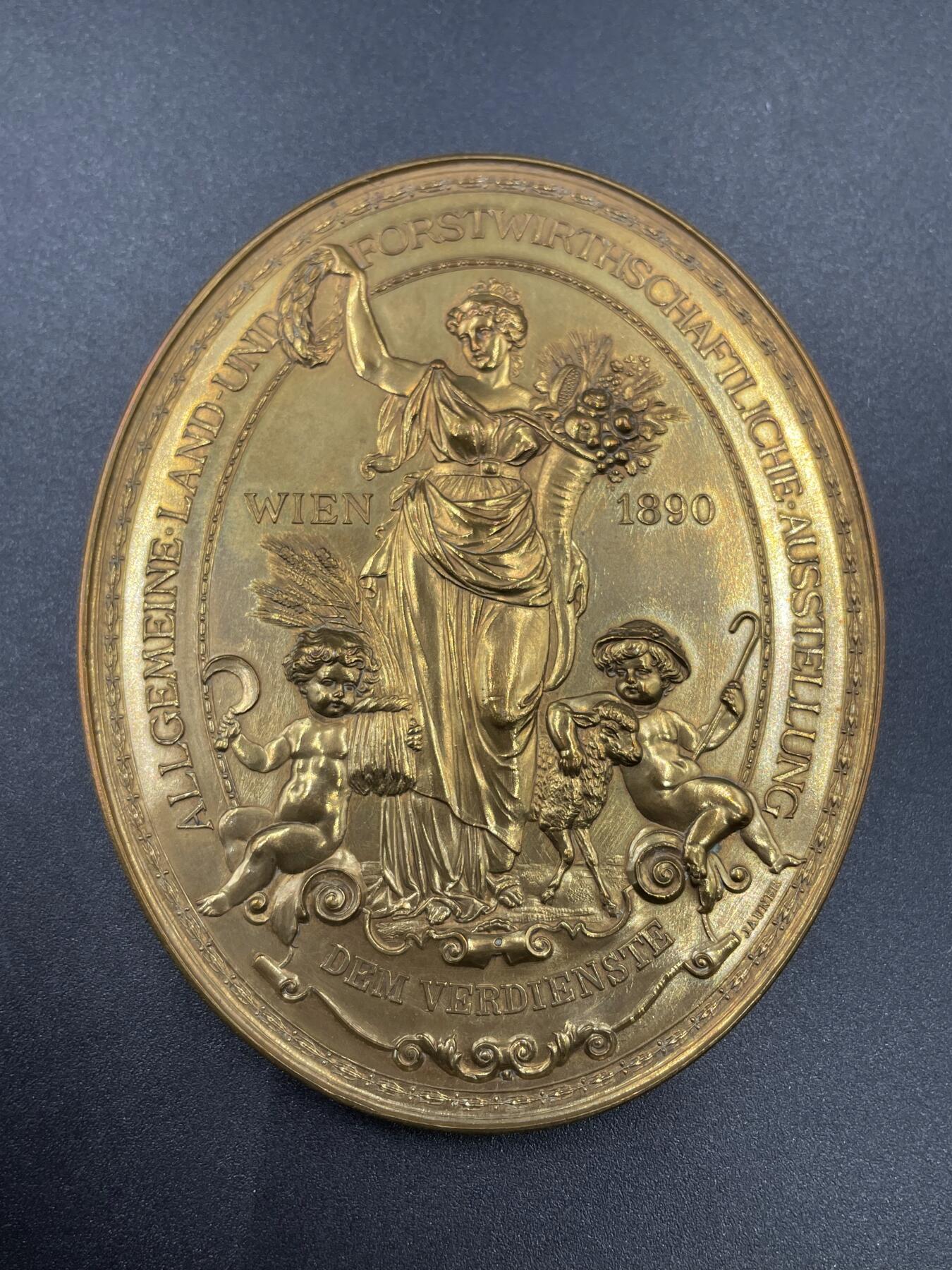 「木头集藏」“ 新岁撷珍”——章牌精品专场！ Jauner～1890年奥地利维也纳农林博览会纪念大铜章 ，尺寸：67 × 82 mm，156 g，画面华丽精美，高浮雕雕刻细腻精致，保存很好，基本上是出厂状态，收藏佳品！