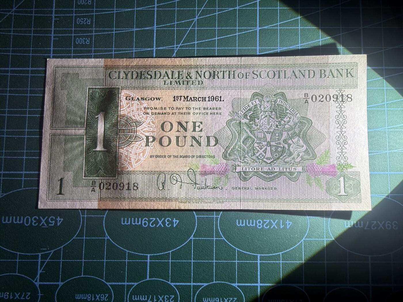 【炜奕收藏】，第五十九期，苏格兰多时期钞票，年前最后一期，拍后所有寄存物品将寄出 1961年苏格兰克莱斯戴尔银行&苏格兰北方银行联合银行1镑，品相如图，发行时间极短，号码无347尾8