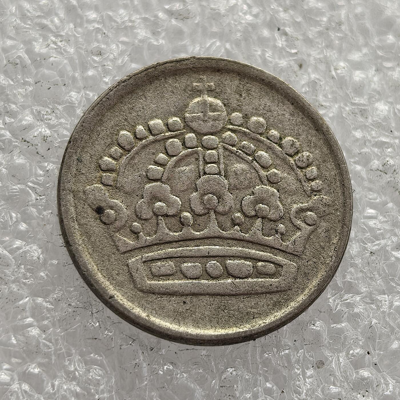 外国优质老铜币高银银币，周六九点倒数截拍，满百包邮，持续收拍，年后发货 瑞典 1952 年   10 欧尔流通银币，属于古斯塔夫六世・阿道夫在位时期。当时瑞典正处于战后经济复苏阶段，该币以皇冠图案为设计，见证了瑞典战后稳定的货币体系与社会发展。