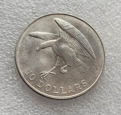 外国优质老铜币高银银币，周六九点倒数截拍，满百包邮，持续收拍，年后发货 - 新加坡 1974 年10 元银币，是新加坡独立后早期的纪念银币之一。币面的白腹海雕为新加坡国鸟，象征国家力量与自由，体现了新加坡在建国初期塑造国家认同、展现自然与文化特色的努力。