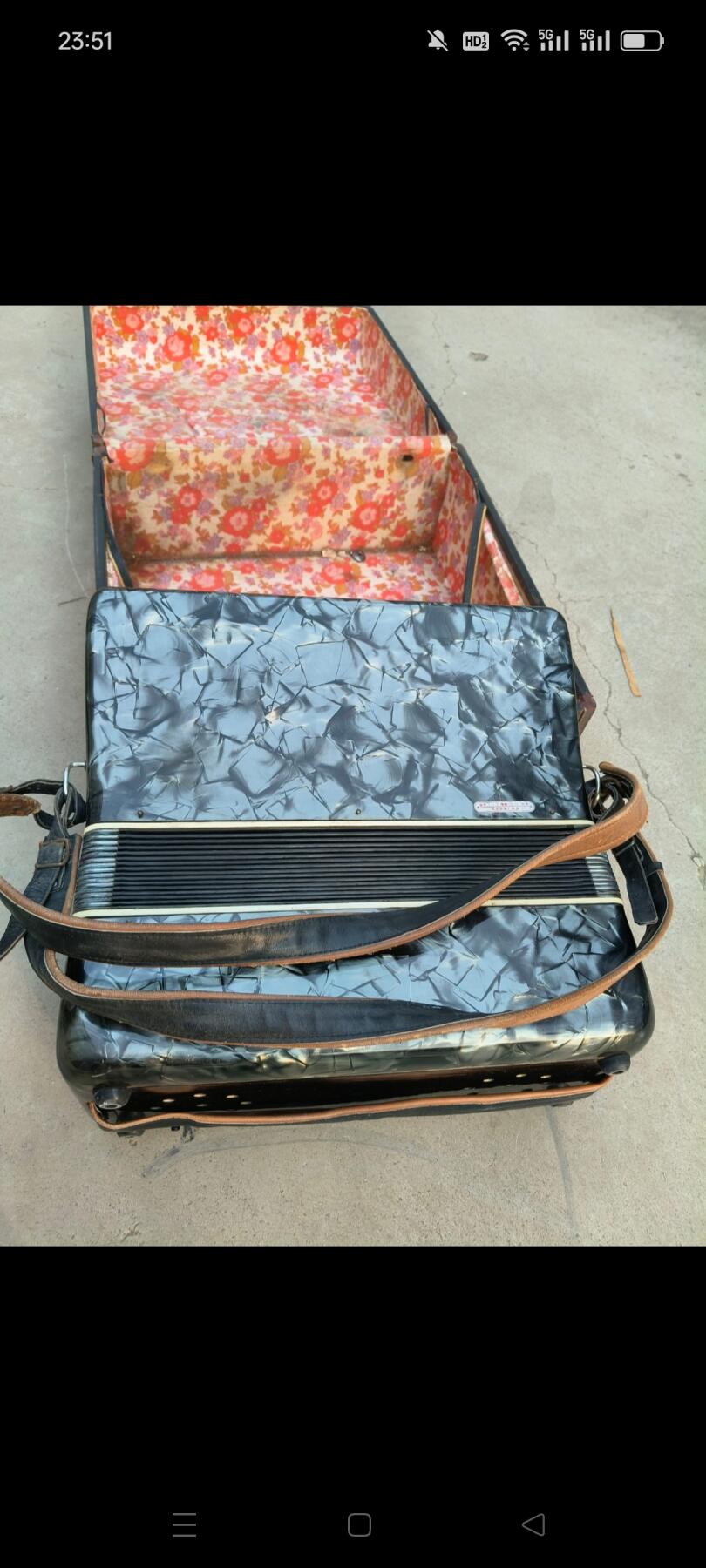 下乡淘到，文革时期星海牌手风琴，北京乐器厂1975年出厂，带有说明书，有编号有规格，品相好正常使用，音质嘹亮悦耳，可使用，收藏价值很高，保存完整，包老！