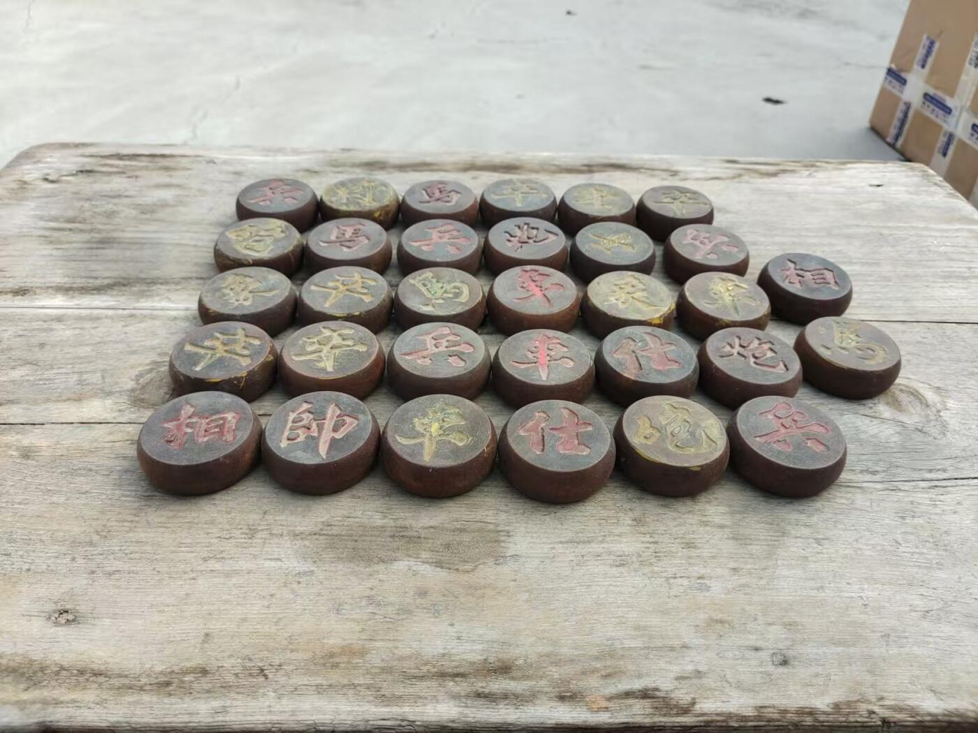 清代木制象棋一套，老物件，字迹清晰，棋子直径约4.5cm，具体数量见图。老木头材质，有岁月痕迹，整体成色还可以，有几个裂的，不缺肉，适合收藏或摆件
