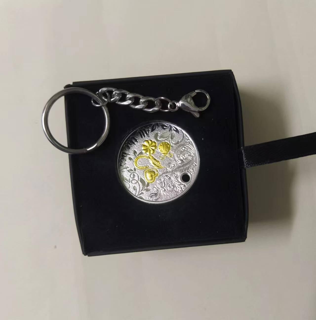 【币海沉浮】国际金银币（2） 纽埃2017年, “万事如意(All the Best)”-五福驾临(五幸运符号:瓢虫,幸运草,马蹄铁,爱心,羽毛)圆孔镀金项链吊坠精制银币,配原装链环,盒证全. 寓意美好,“万事如意”最美好的祝福,更适合春节新年祝福礼品