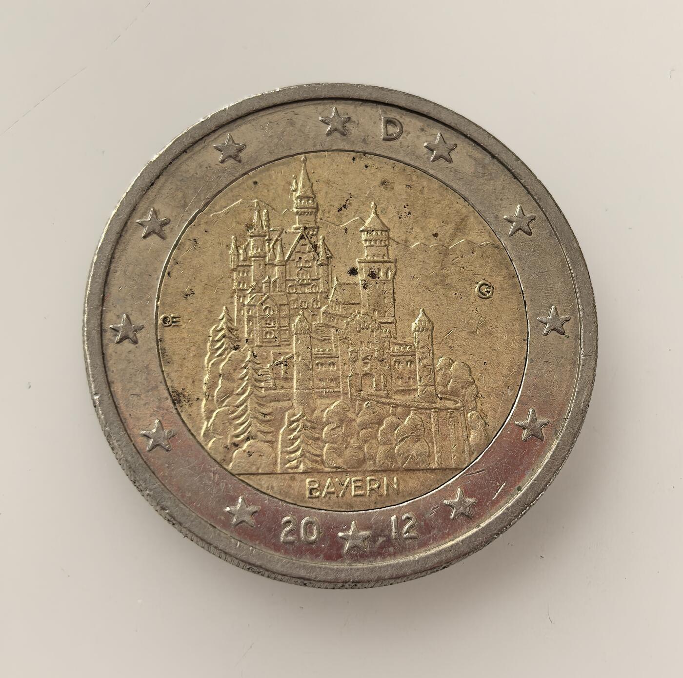 外国优质老铜币高银银币，周六九点倒数截拍，满百包邮，持续收拍，年后发货 德国2 欧元巴伐利亚州纪念币G版，属德国联邦州系列，正面铸巴伐利亚标志性的新天鹅堡并标注 “BAYERN”，背面为欧元统一面额图案，见证德国州域文化符号与欧元货币体系的融合。