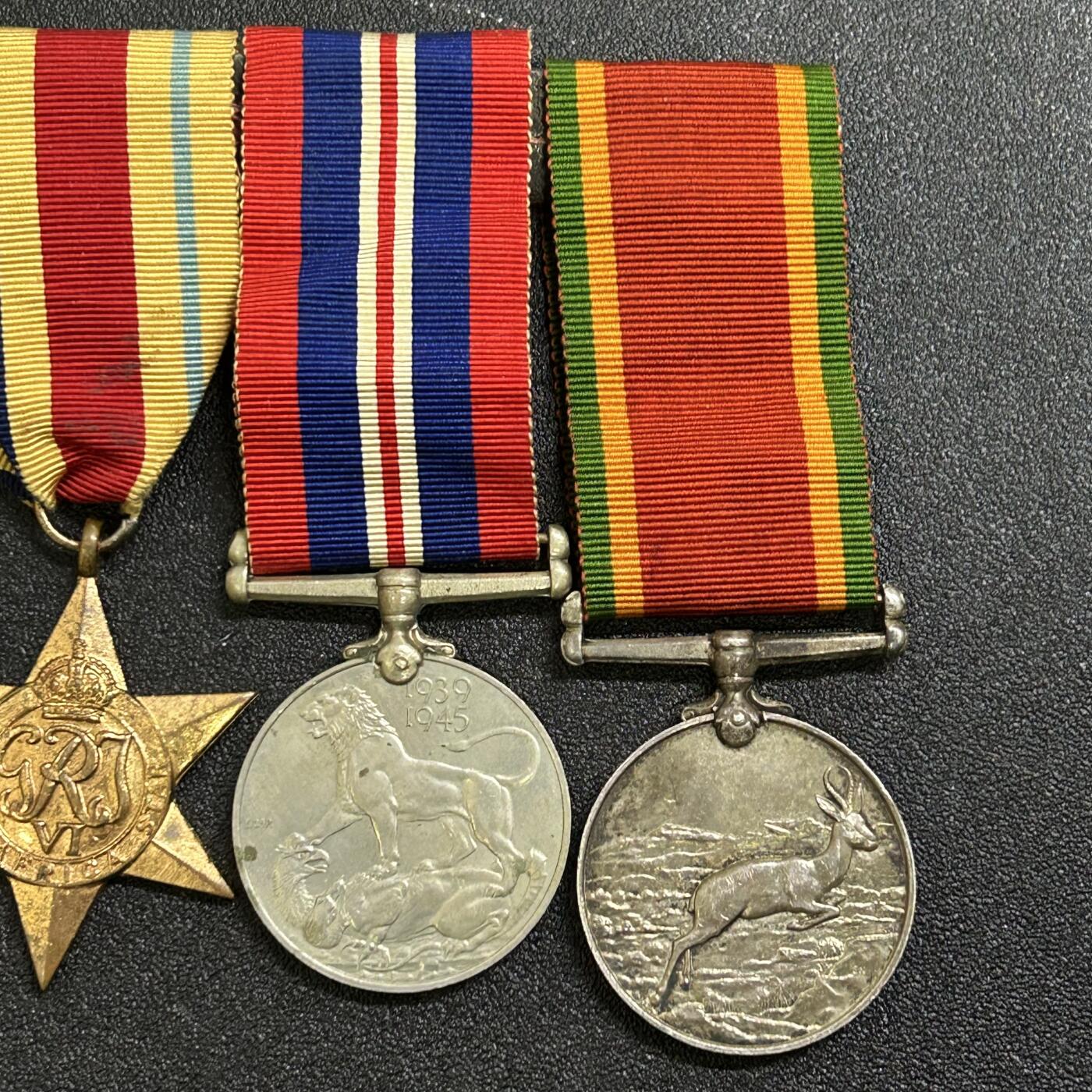 西秦中古拍卖第七十五期 英国二战非洲服役奖章联排 同一人获得 有铭文 最后一枚为银制