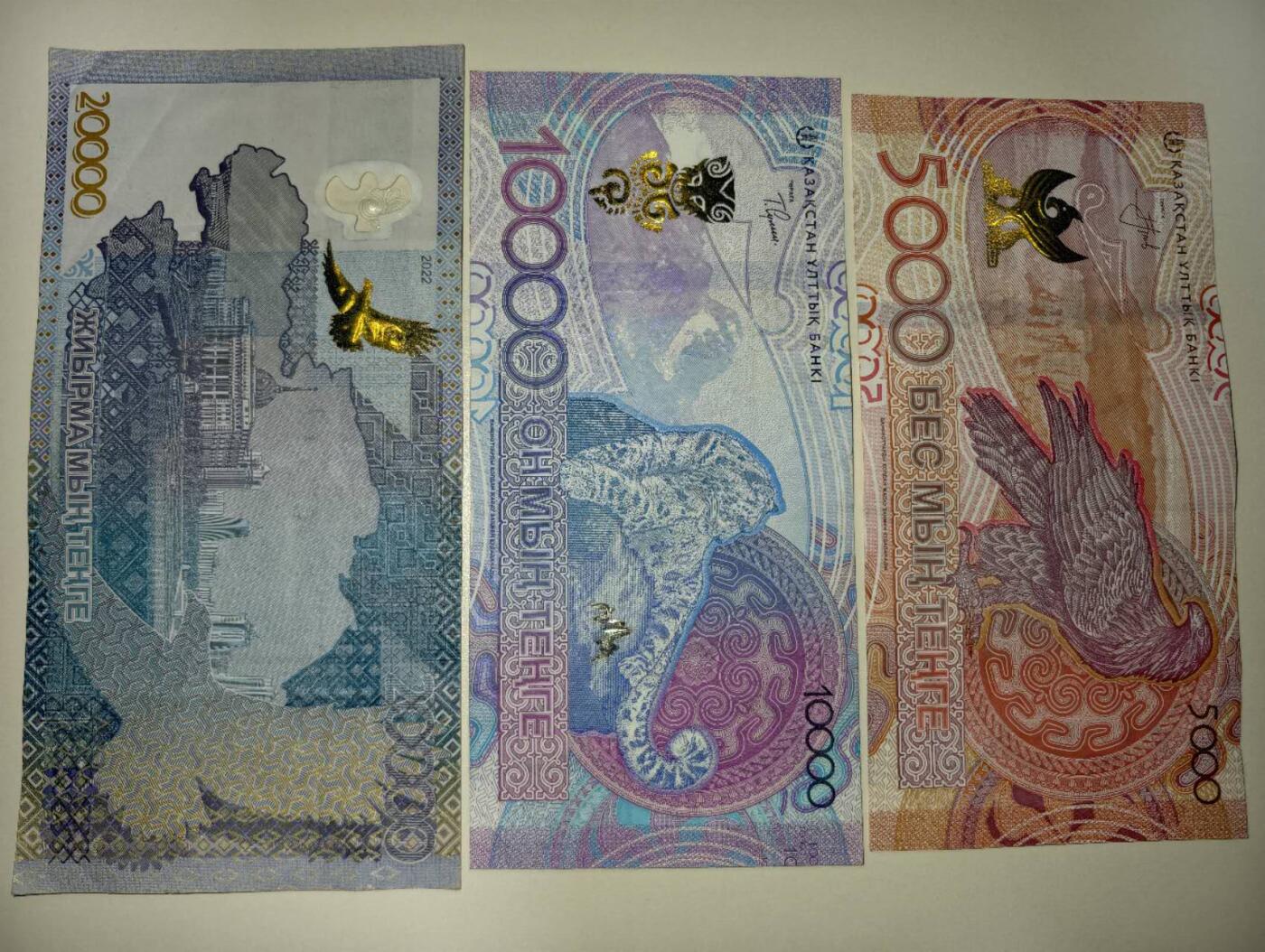 春节钱币瓷器清货捡漏拍场 哈萨克斯坦新版5000，10000，20000坚戈各一张，非常酷炫的一套高值，前卫的防伪和竖版设计，品相很好但有折痕如图