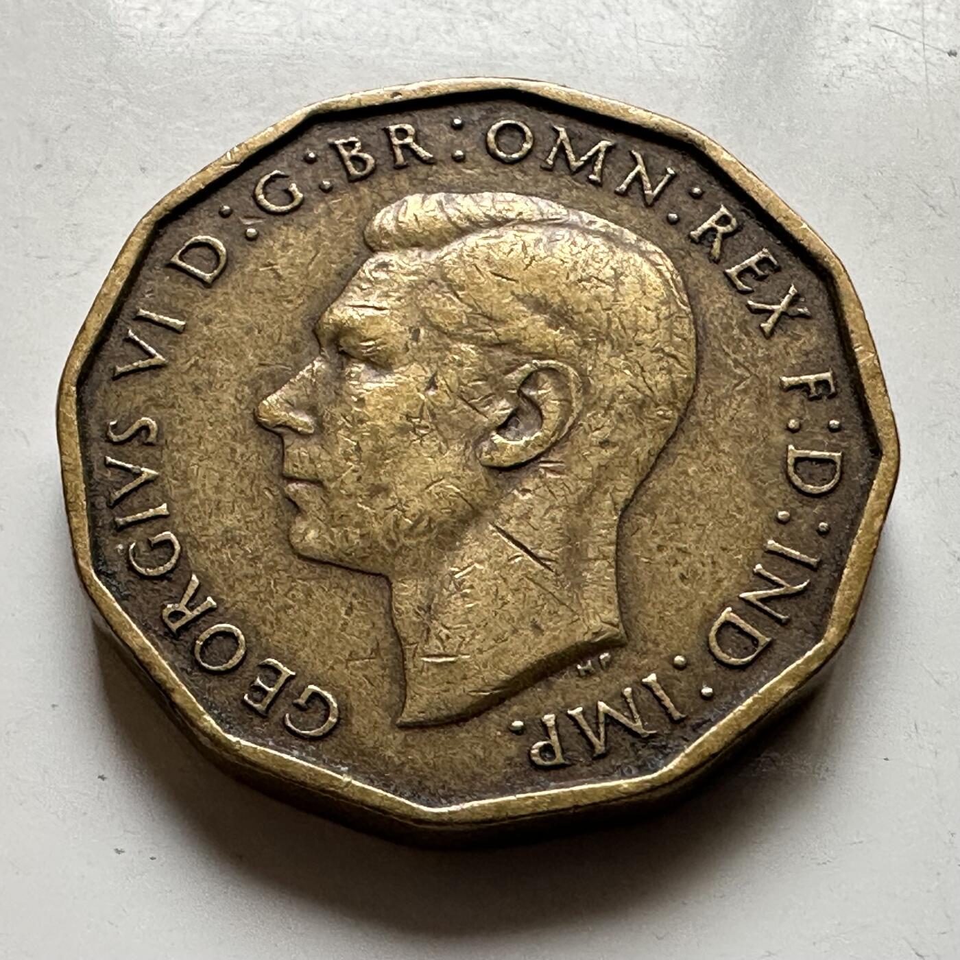 🌹外币初藏🌹🐯2026年第17场 快递将在12号停运 年前需发货的抓紧 ，年后正月十五恢复发货 英国1946年3便士 特年 b