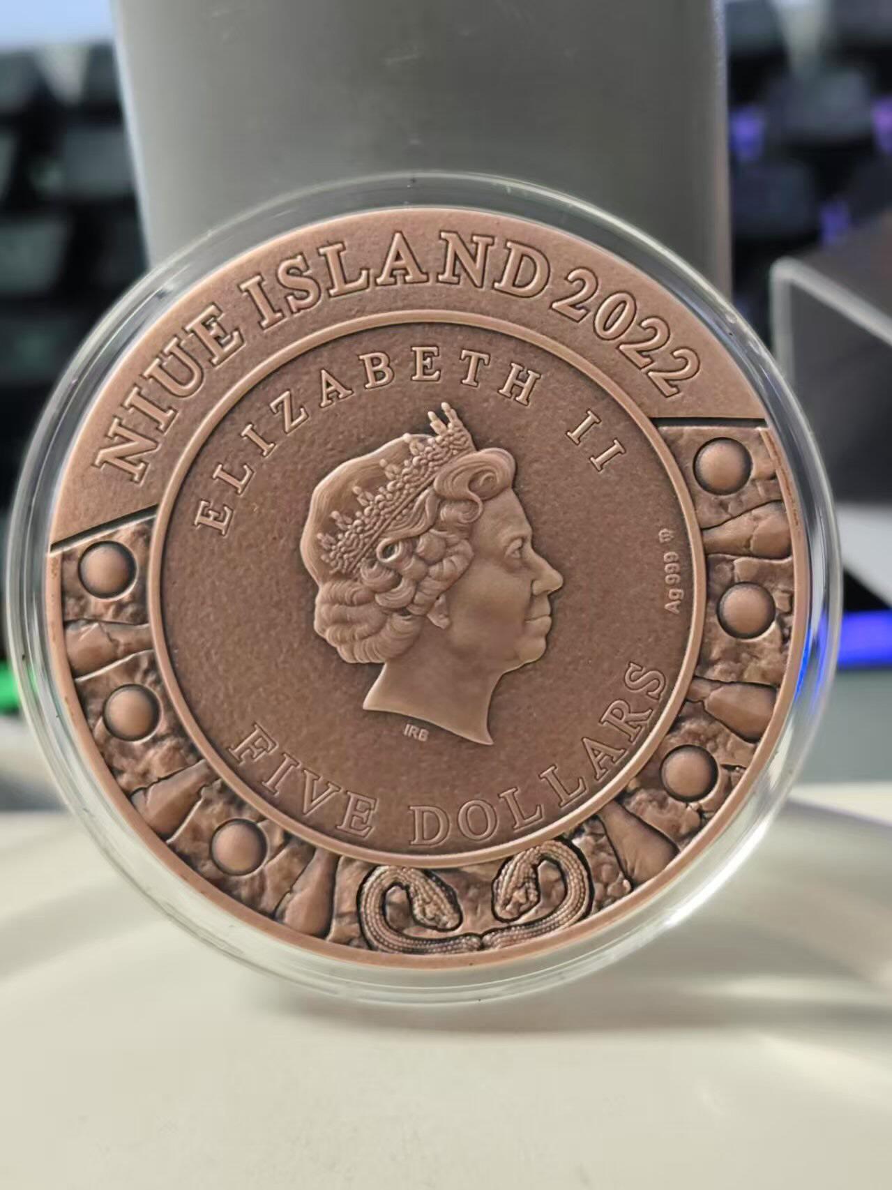 【币海沉浮】国际金银币（2） 纽埃2022年，2盎司, 战神之盾系列(1)–雅典娜神盾–美杜莎之盾，超高精浮雕、镀铜、仿古纪念银币. 盒证全. 超高超精浮雕,每一根毛发都清晰立体可数. 龙头币(系列第一枚)，新热门系列银币. 实物质感爆棚、远比照片更漂亮