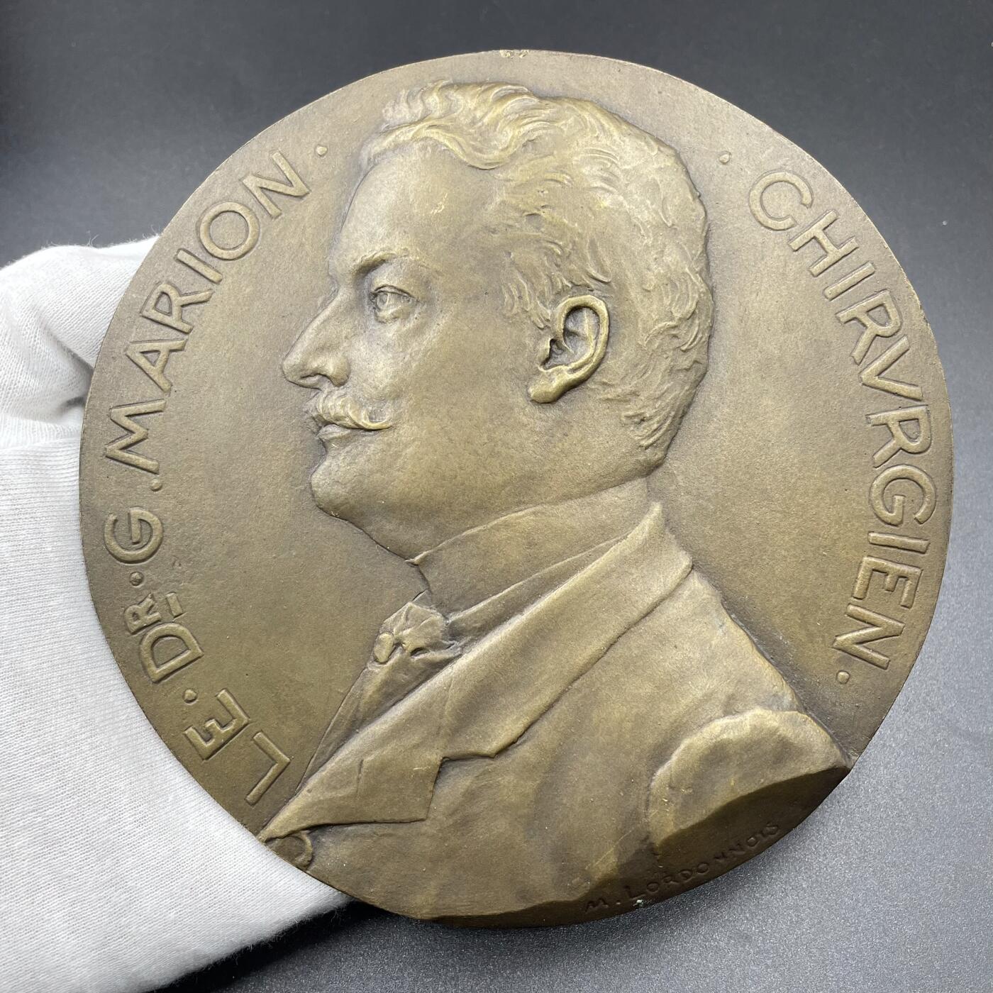 「木头集藏」“ 新岁撷珍”——章牌精品专场！ M.LORDONNOIS ～法国新艺术风格医学浇铸大铜章一对，直径：140mm，正面: 外科医生 勒·德·G.马里昂 。 背面: 医学博士G. 马里昂外科医生在医院     作为善于设计体育类章牌的新艺术雕刻大师，M.LORDONNOIS 所铸医学类章牌罕见，这是同一套章牌的正、反两面独立的单面浇铸大铜章。一对难得！