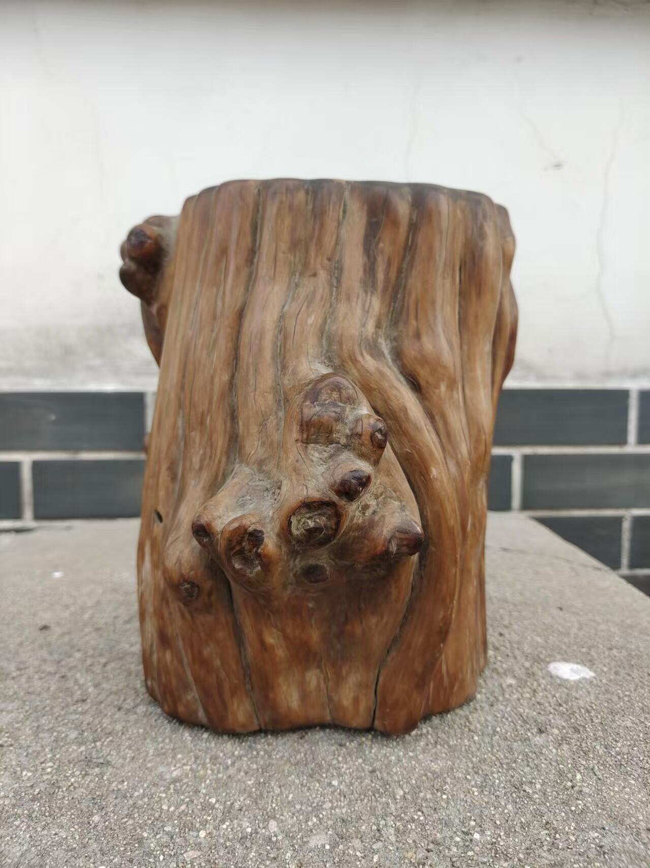 清代老根雕笔筒，木质厚重，瘤疤自然，造型独特，文房佳器。适合收藏或办公案头摆件